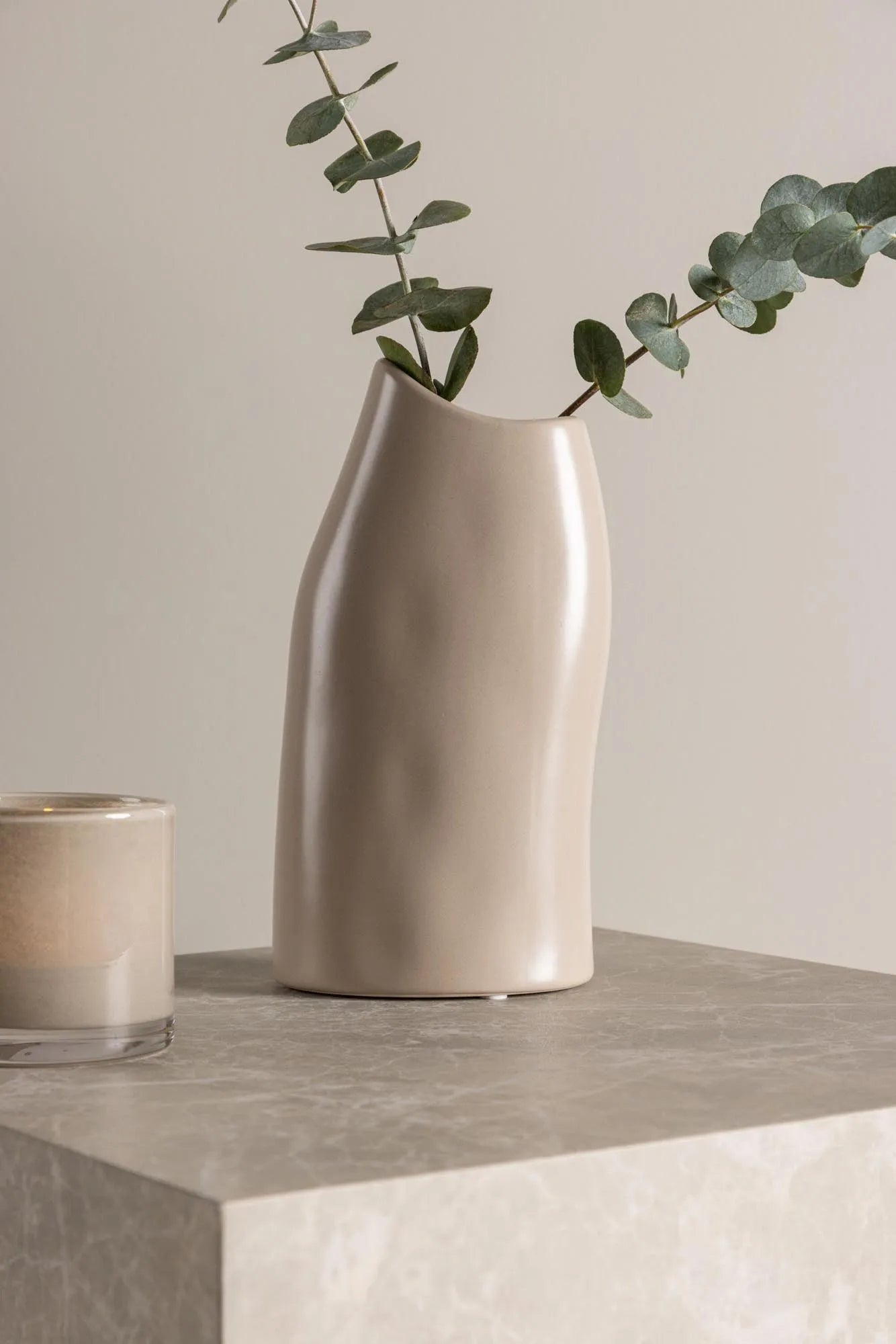 Ernst Vase in Schwarz-Weiss präsentiert im Onlineshop von KAQTU Design AG. Vase ist von Venture Home