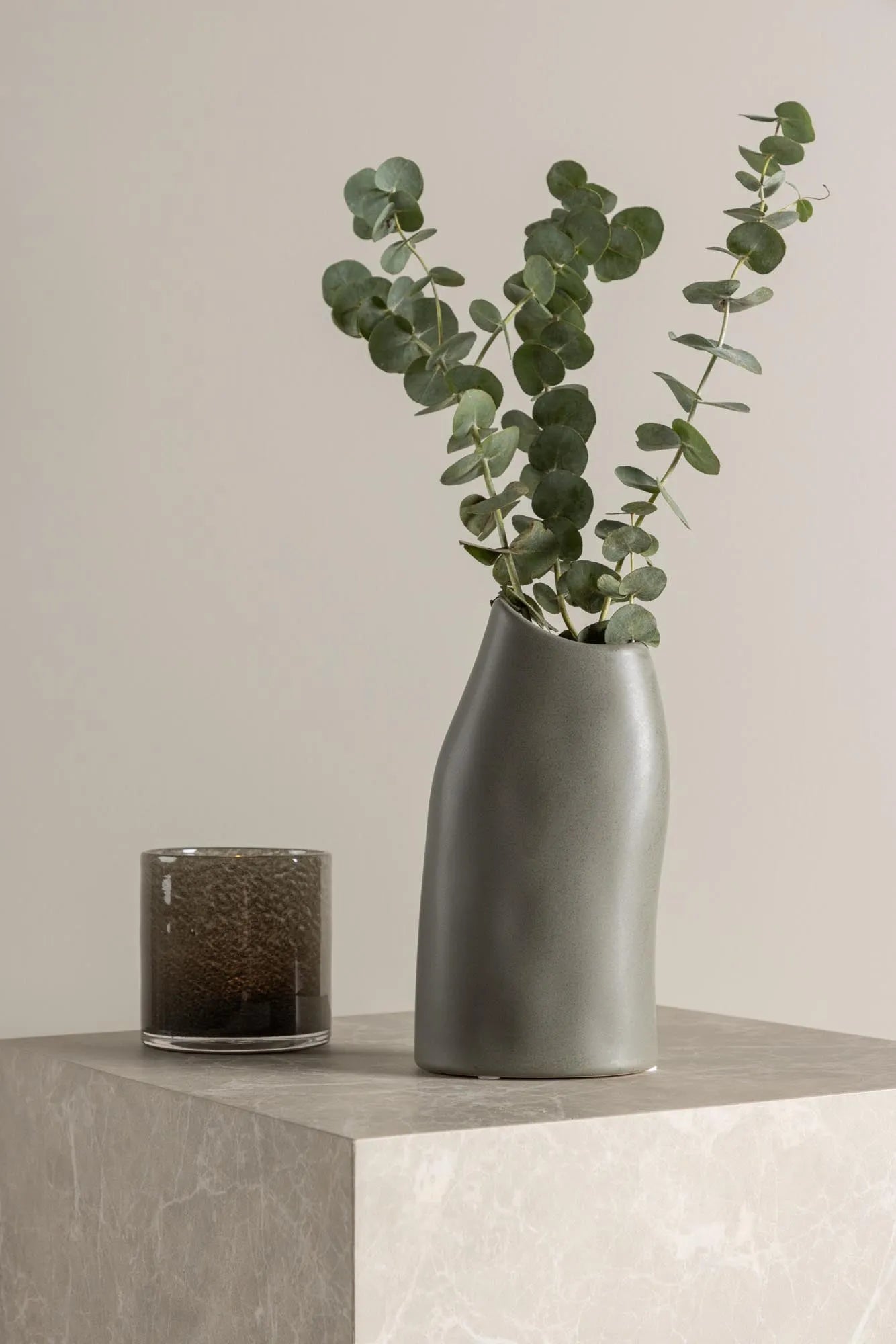 Ernst Vase in Schwarz-Weiss präsentiert im Onlineshop von KAQTU Design AG. Vase ist von Venture Home