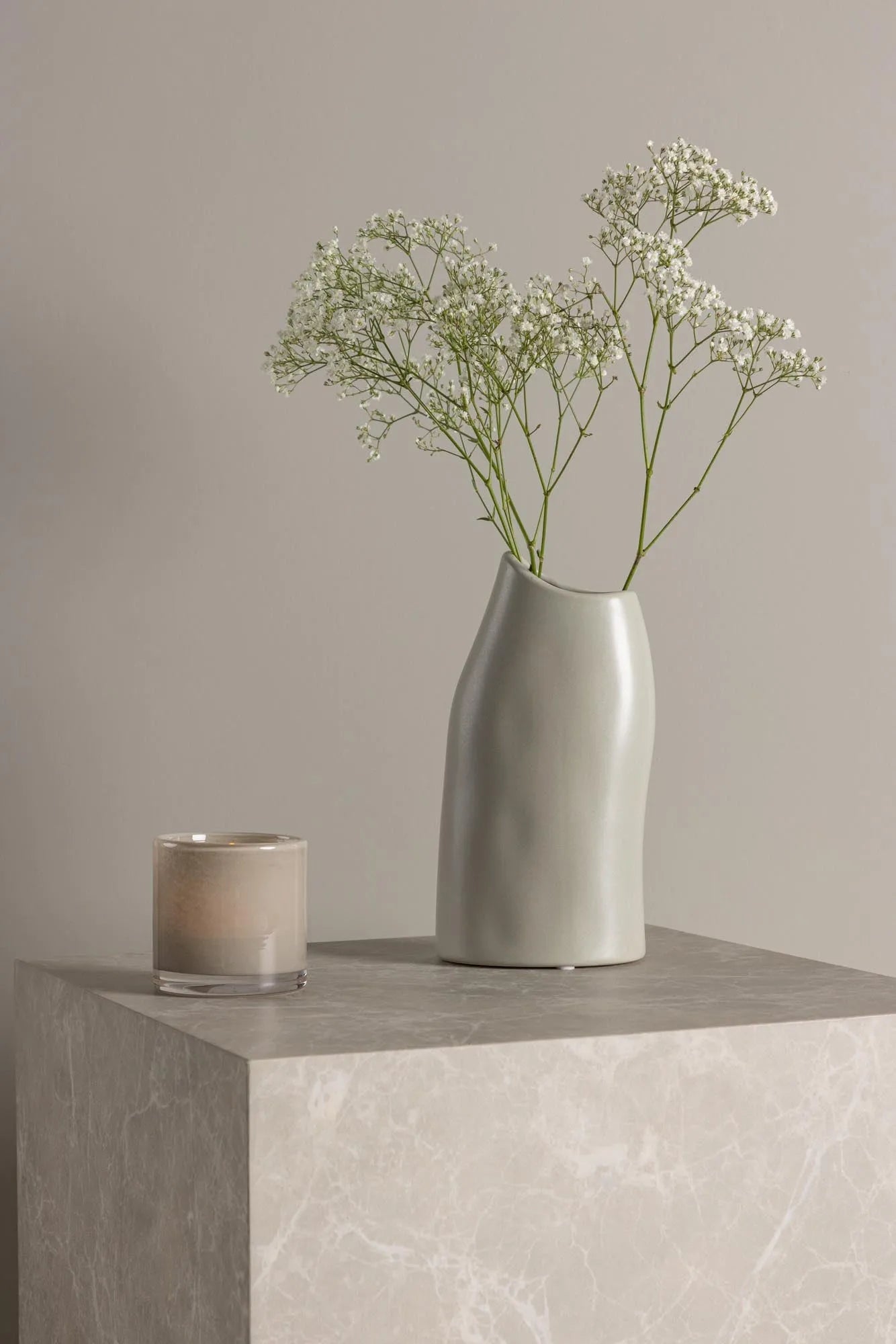 Ernst Vase in Schwarz-Weiss präsentiert im Onlineshop von KAQTU Design AG. Vase ist von Venture Home