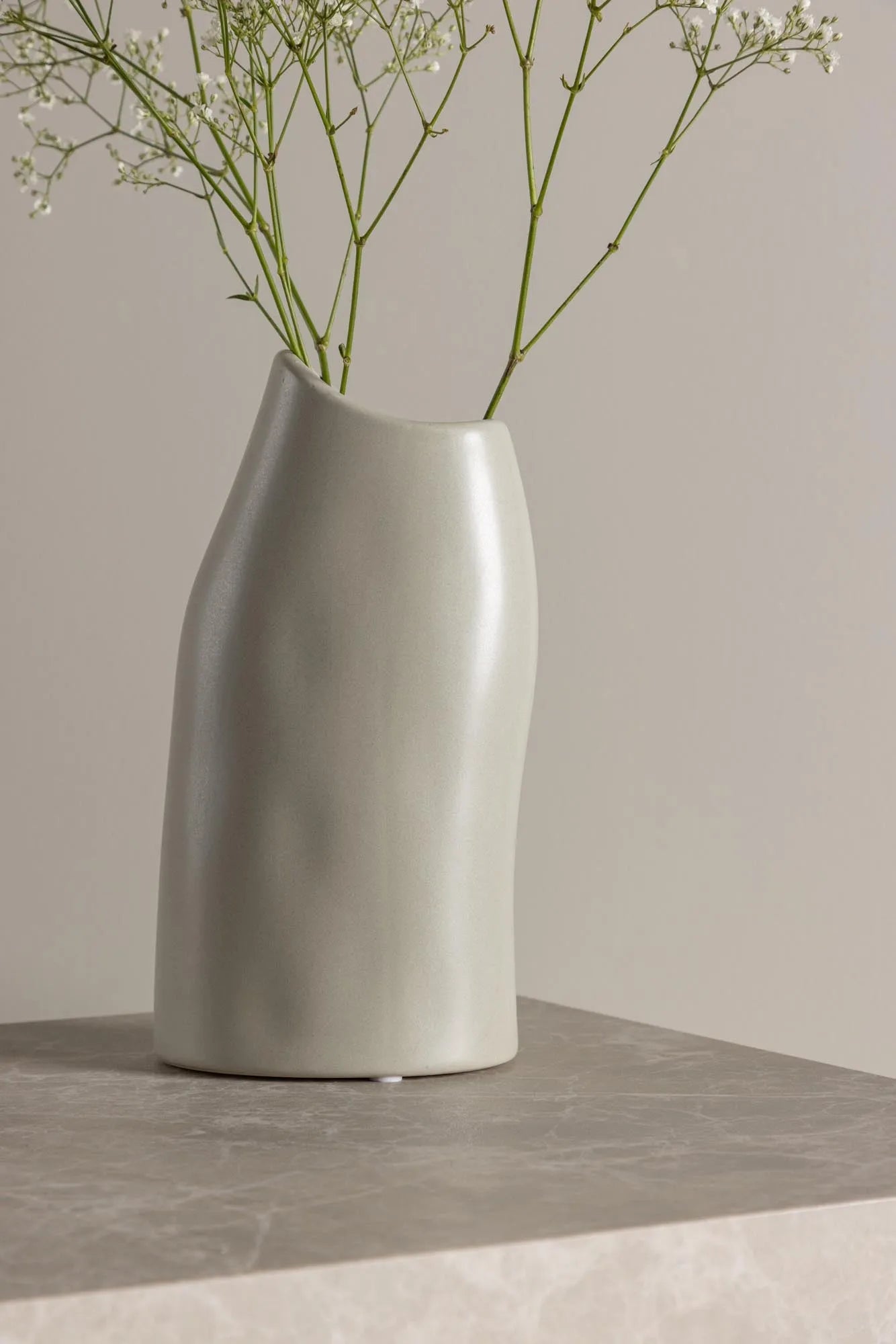 Ernst Vase in Schwarz-Weiss präsentiert im Onlineshop von KAQTU Design AG. Vase ist von Venture Home