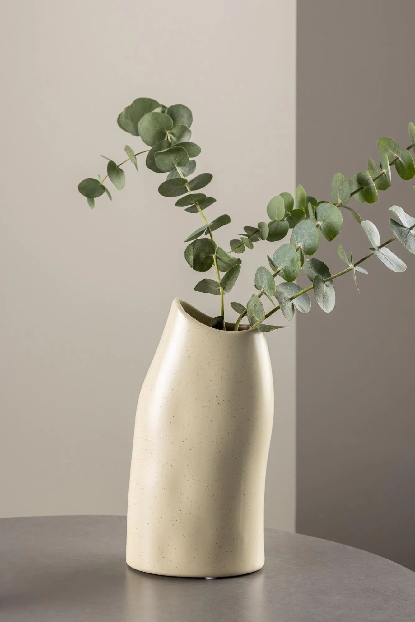 Ernst Vase in Schwarz-Weiss präsentiert im Onlineshop von KAQTU Design AG. Vase ist von Venture Home