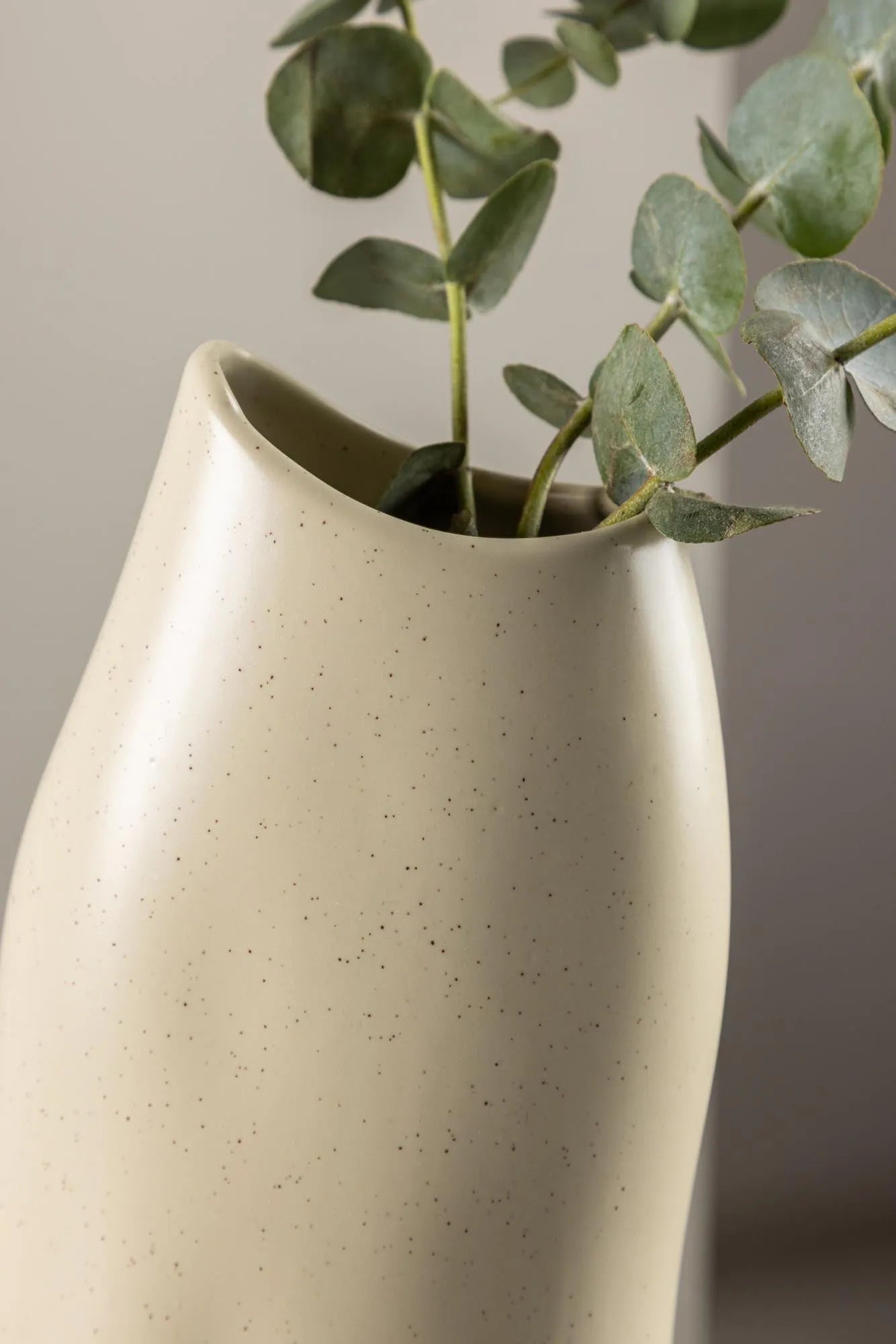 Ernst Vase in Schwarz-Weiss präsentiert im Onlineshop von KAQTU Design AG. Vase ist von Venture Home