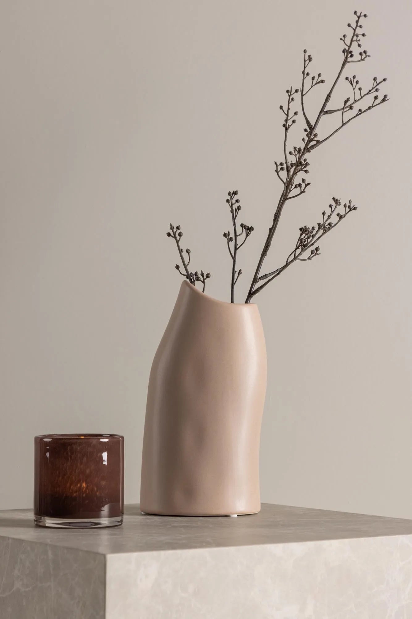 Ernst Vase in Schwarz-Weiss präsentiert im Onlineshop von KAQTU Design AG. Vase ist von Venture Home