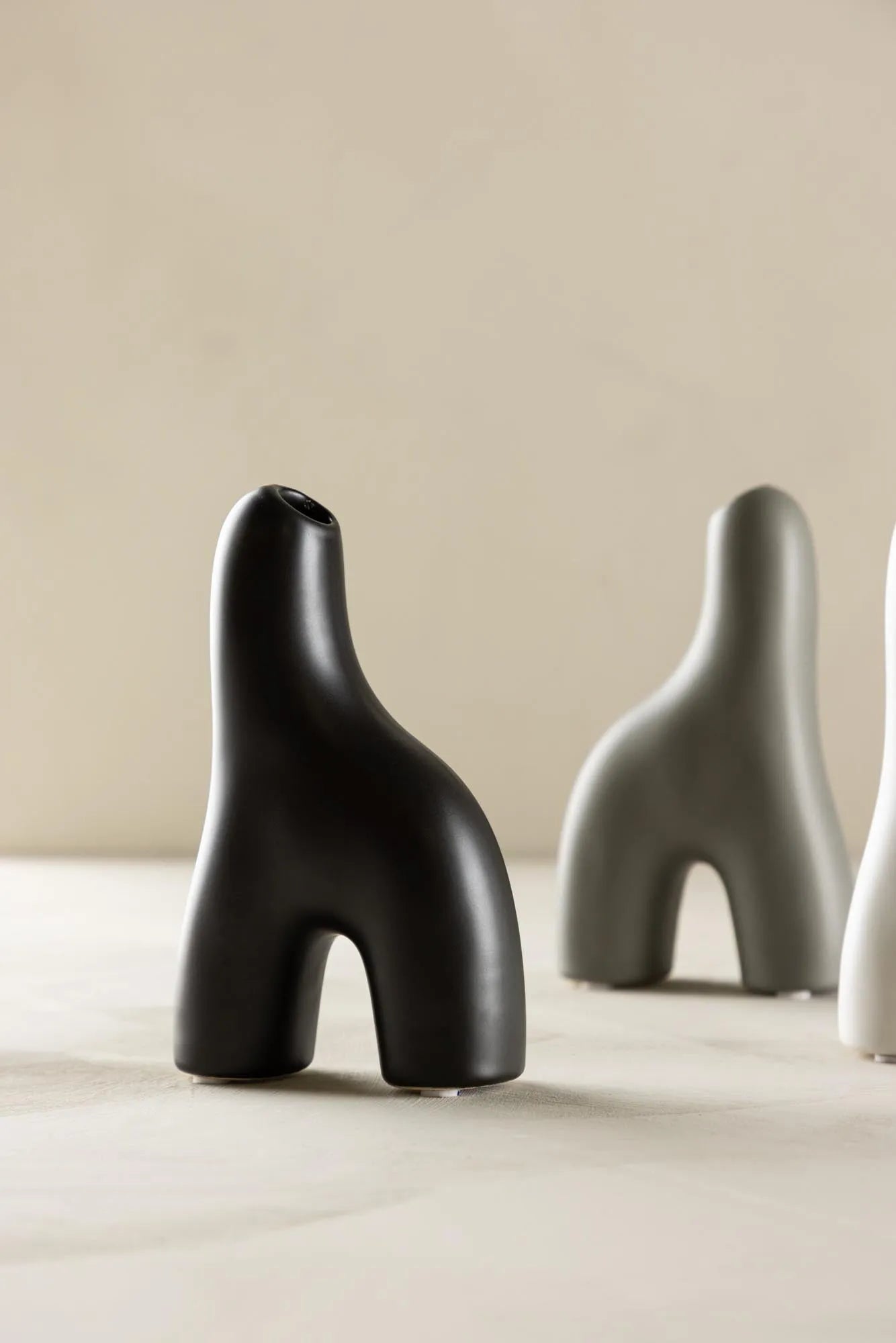 Aya Vase in Schwarz-Weiss präsentiert im Onlineshop von KAQTU Design AG. Vase ist von Venture Home