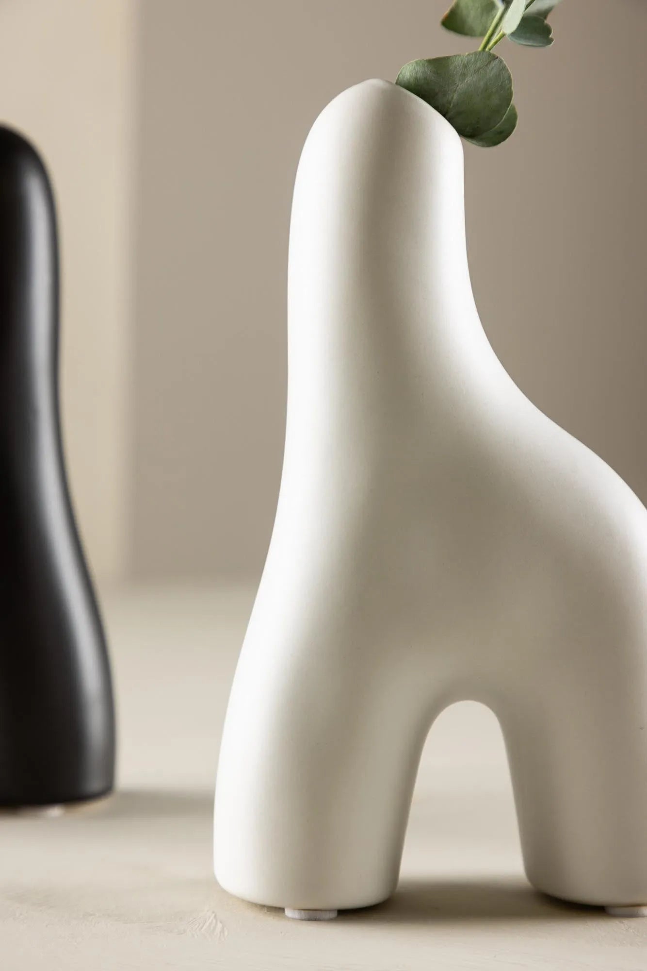 Aya Vase in Schwarz-Weiss präsentiert im Onlineshop von KAQTU Design AG. Vase ist von Venture Home