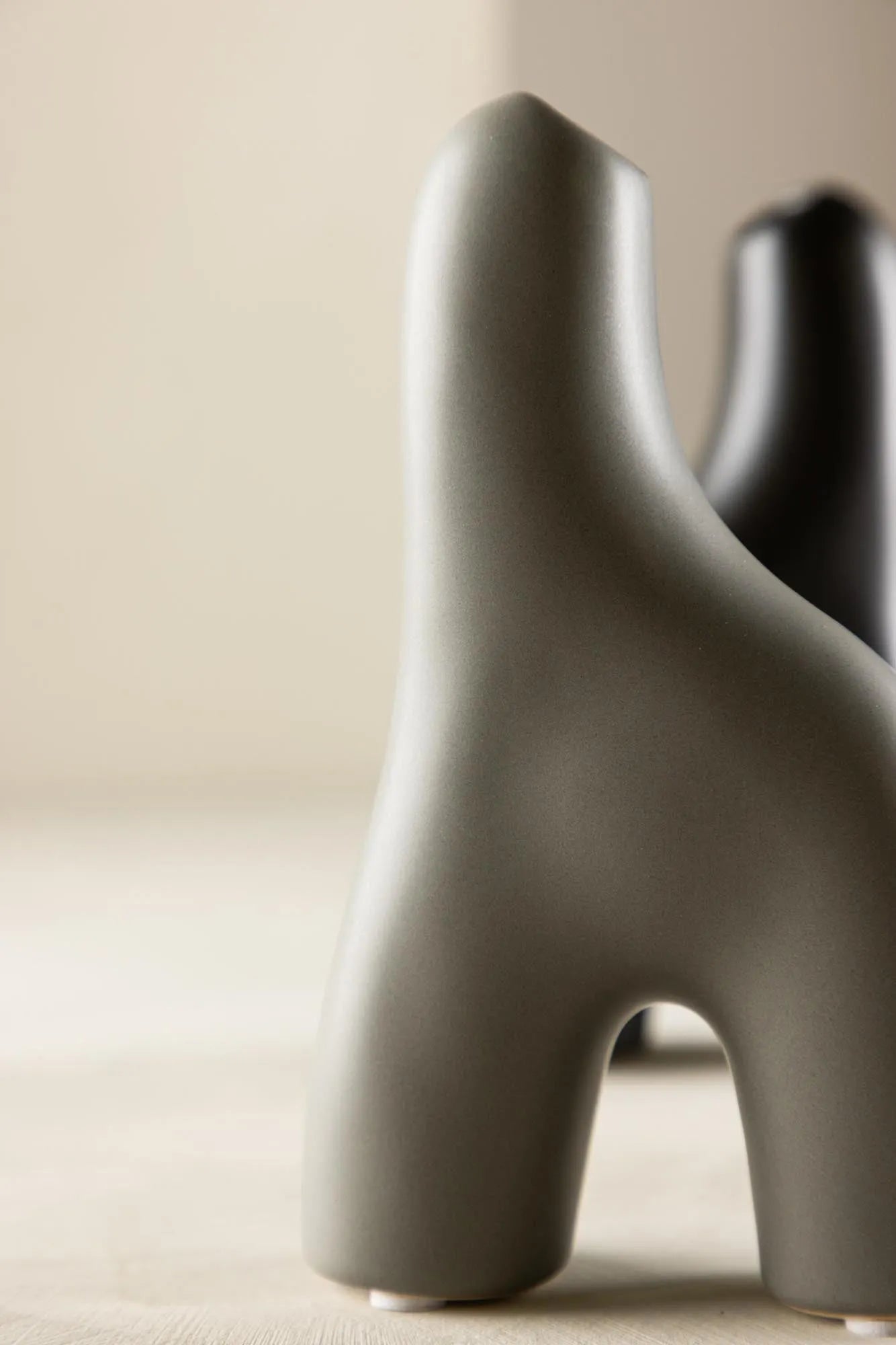 Aya Vase in Schwarz-Weiss präsentiert im Onlineshop von KAQTU Design AG. Vase ist von Venture Home