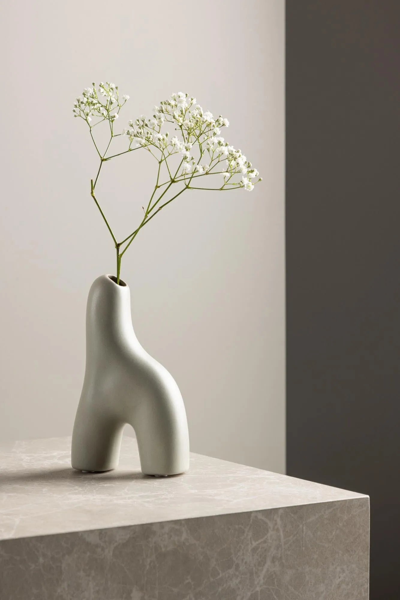 Aya Vase in Schwarz-Weiss präsentiert im Onlineshop von KAQTU Design AG. Vase ist von Venture Home