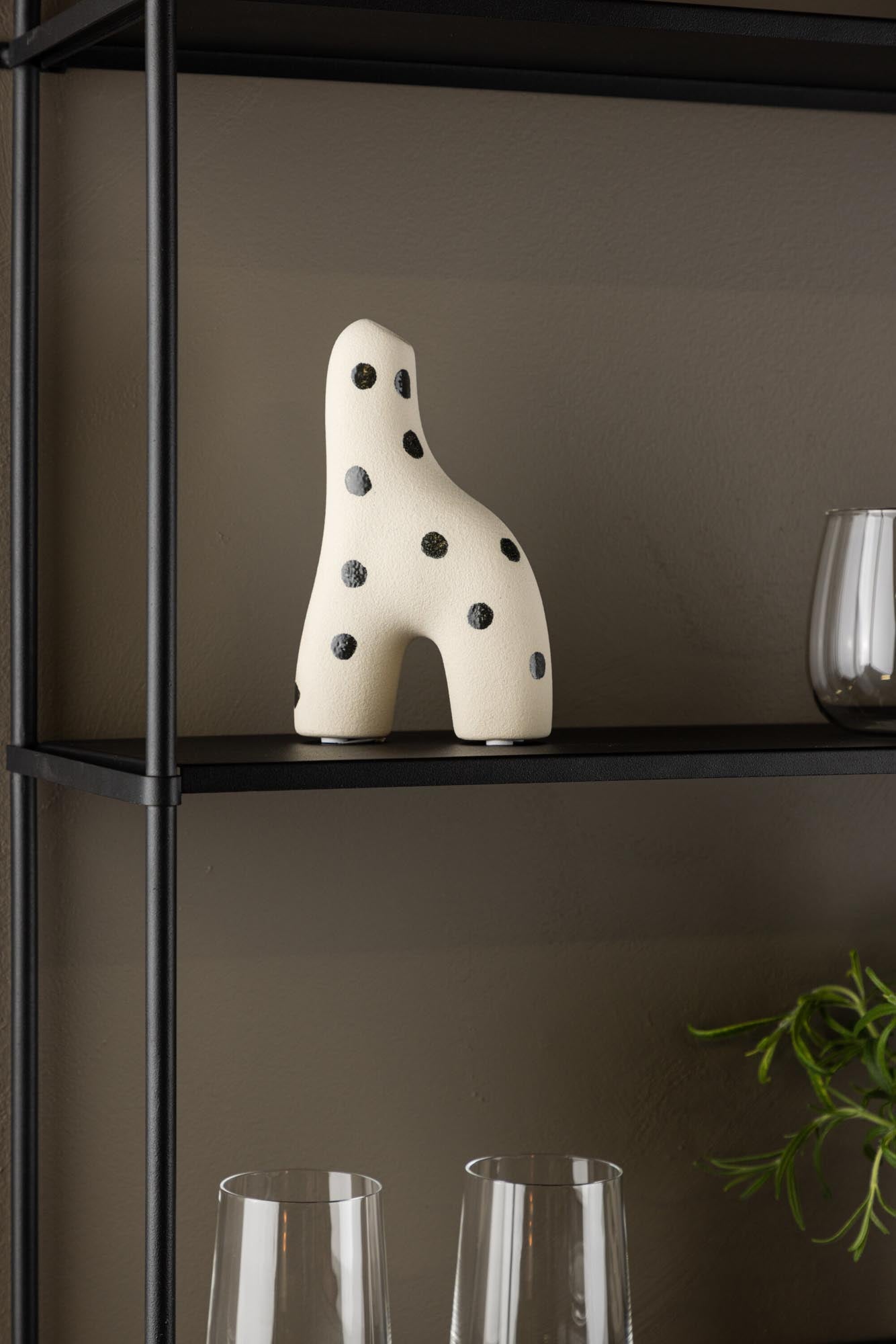 Aya Vase in Schwarz-Weiss präsentiert im Onlineshop von KAQTU Design AG. Vase ist von Venture Home