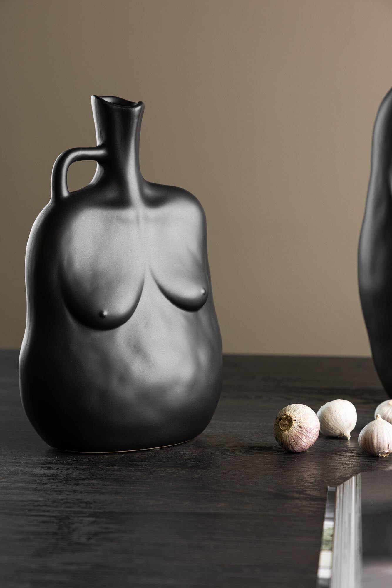 Conta Vase in Schwarz präsentiert im Onlineshop von KAQTU Design AG. Vase ist von Venture Home