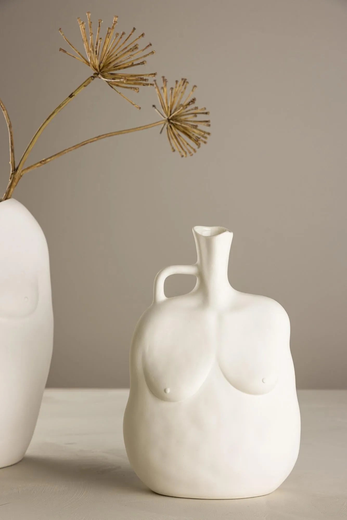 Conta Vase in Schwarz präsentiert im Onlineshop von KAQTU Design AG. Vase ist von Venture Home