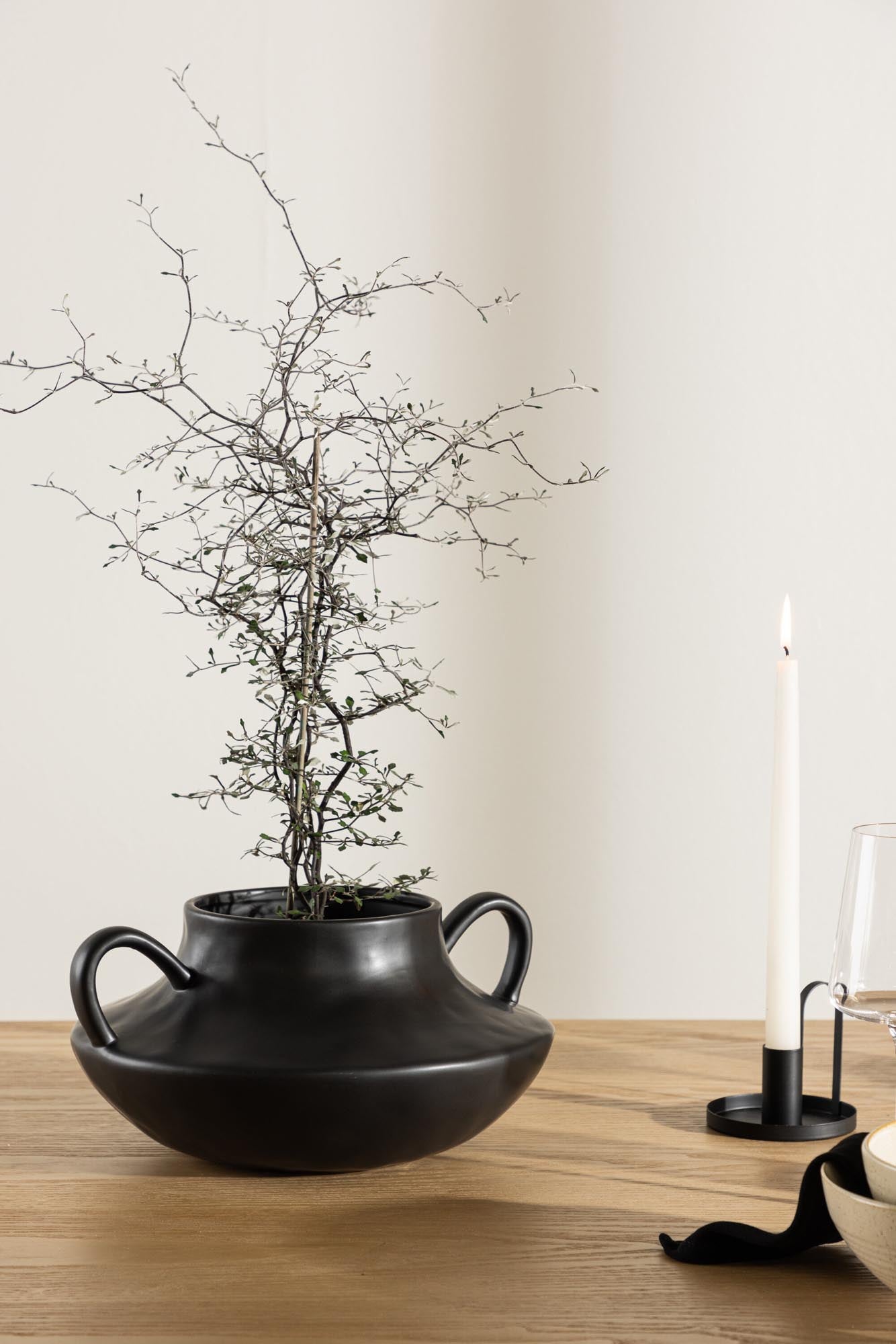 Holda Vase in Schwarz präsentiert im Onlineshop von KAQTU Design AG. Vase ist von Venture Home