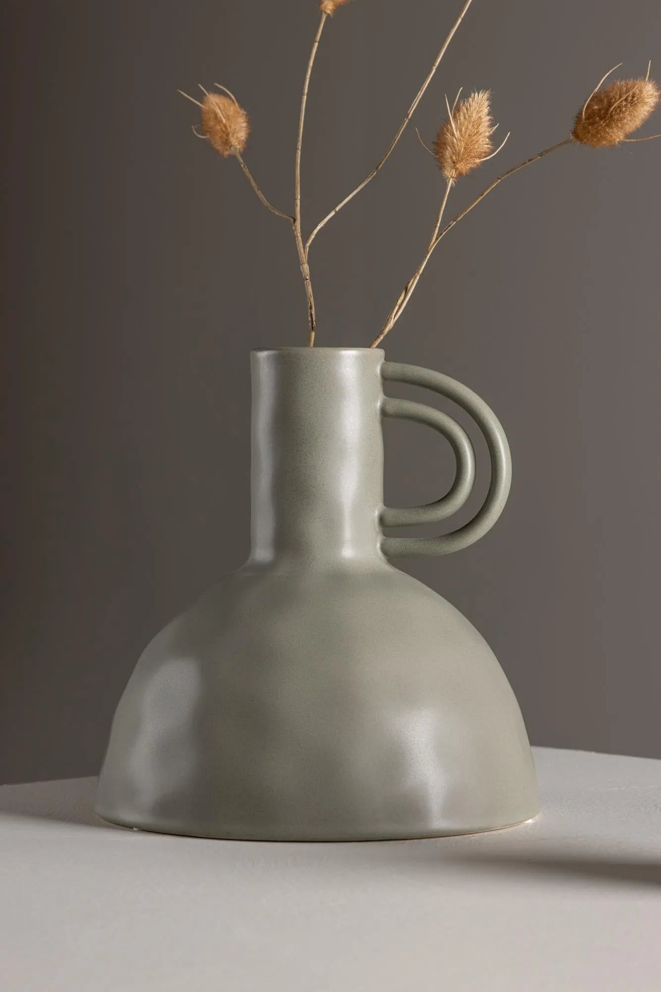 Vivi Vase in Dunkelgrau präsentiert im Onlineshop von KAQTU Design AG. Vase ist von Venture Home