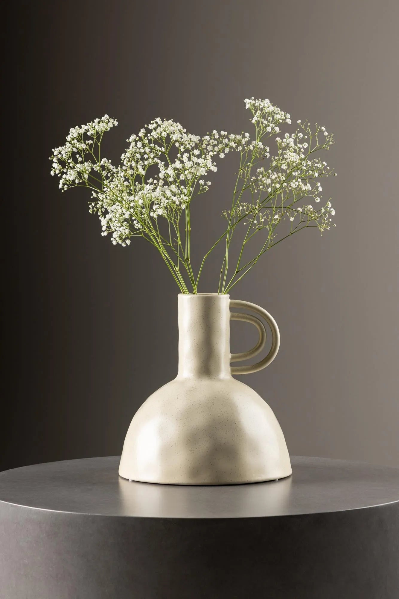 Vivi Vase in Dunkelgrau präsentiert im Onlineshop von KAQTU Design AG. Vase ist von Venture Home