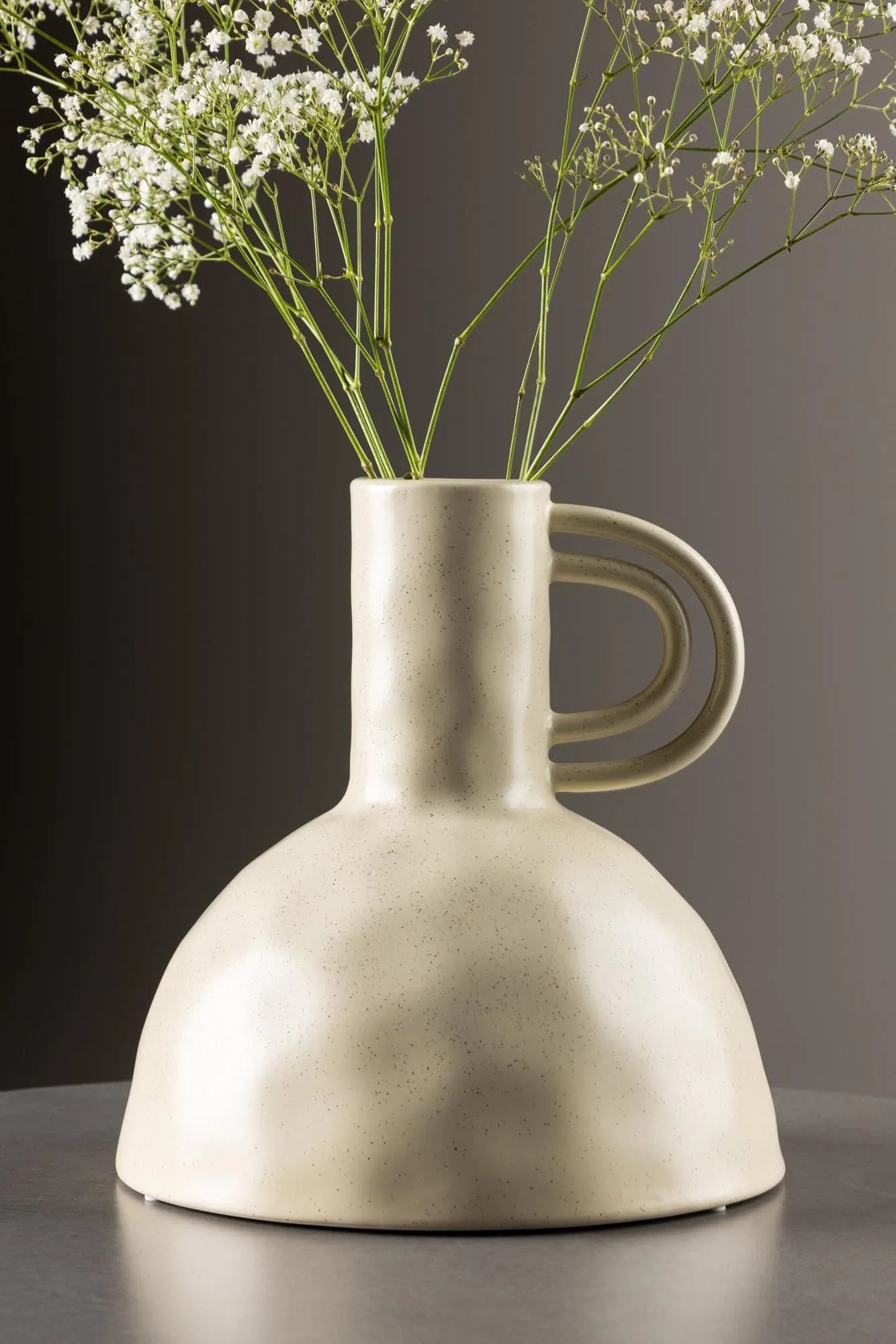 Vivi Vase in Dunkelgrau präsentiert im Onlineshop von KAQTU Design AG. Vase ist von Venture Home