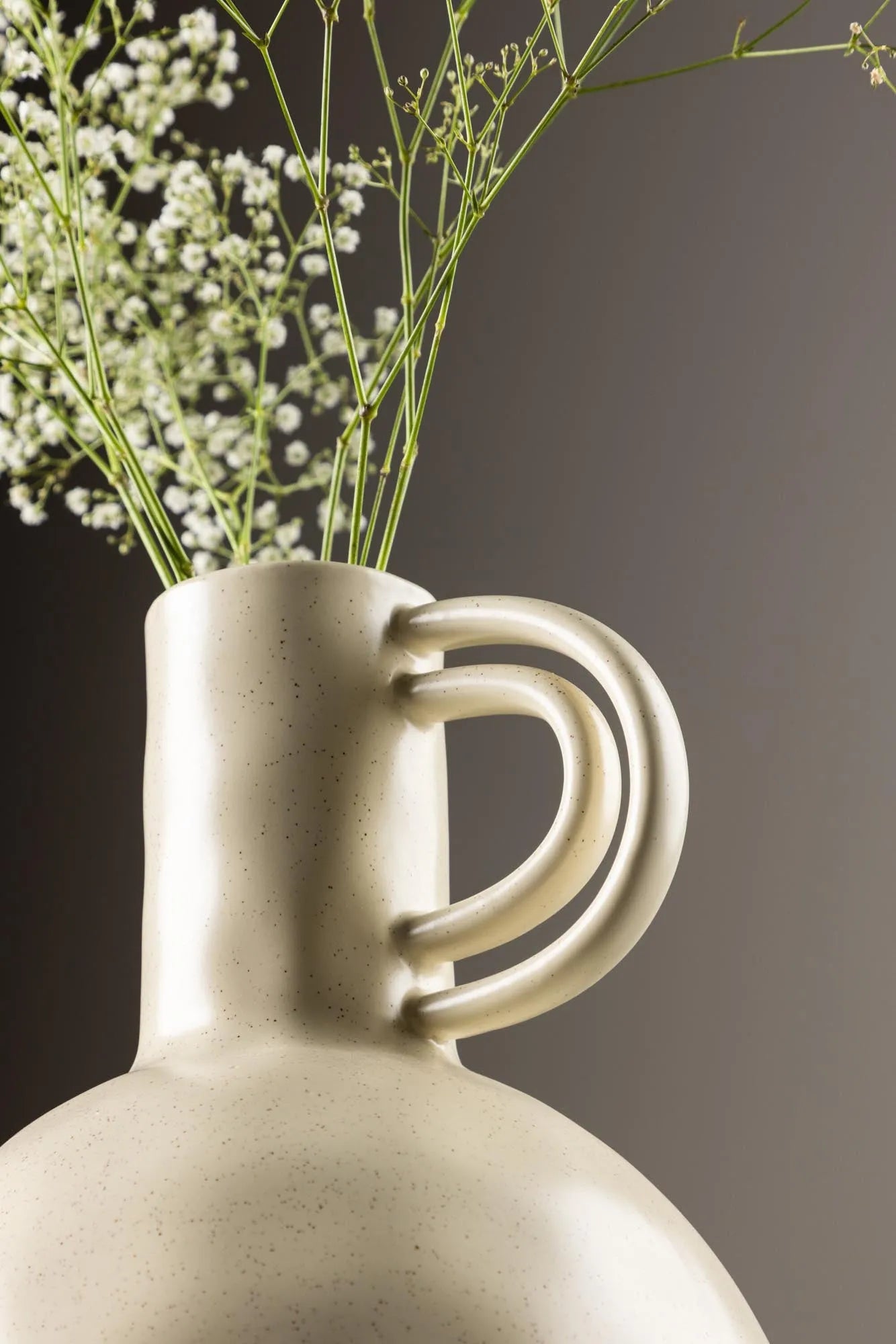 Vivi Vase in Dunkelgrau präsentiert im Onlineshop von KAQTU Design AG. Vase ist von Venture Home