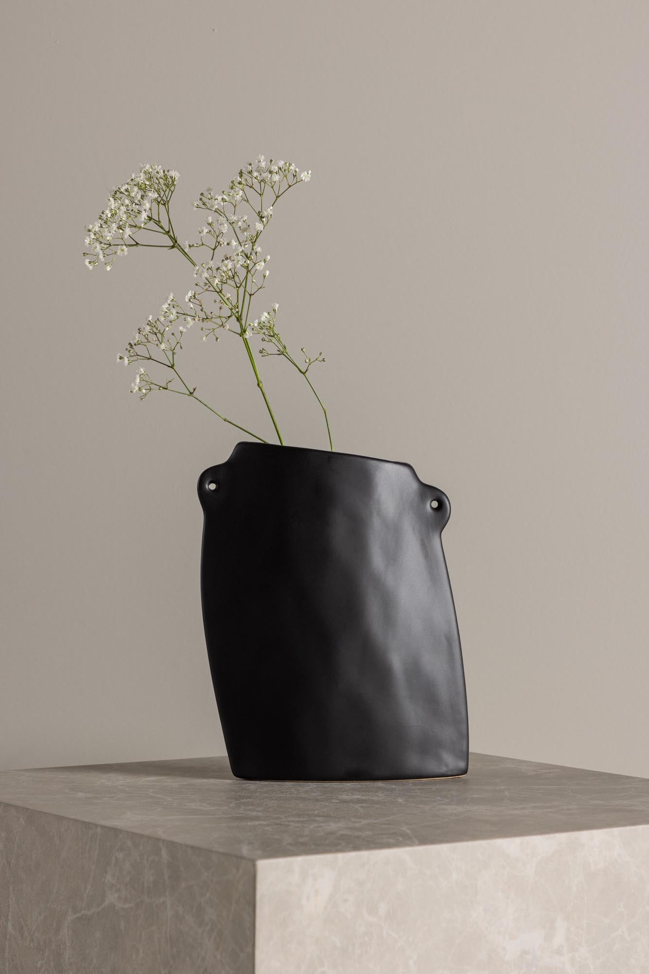 Hie Vase in Schwarz präsentiert im Onlineshop von KAQTU Design AG. Vase ist von Venture Home