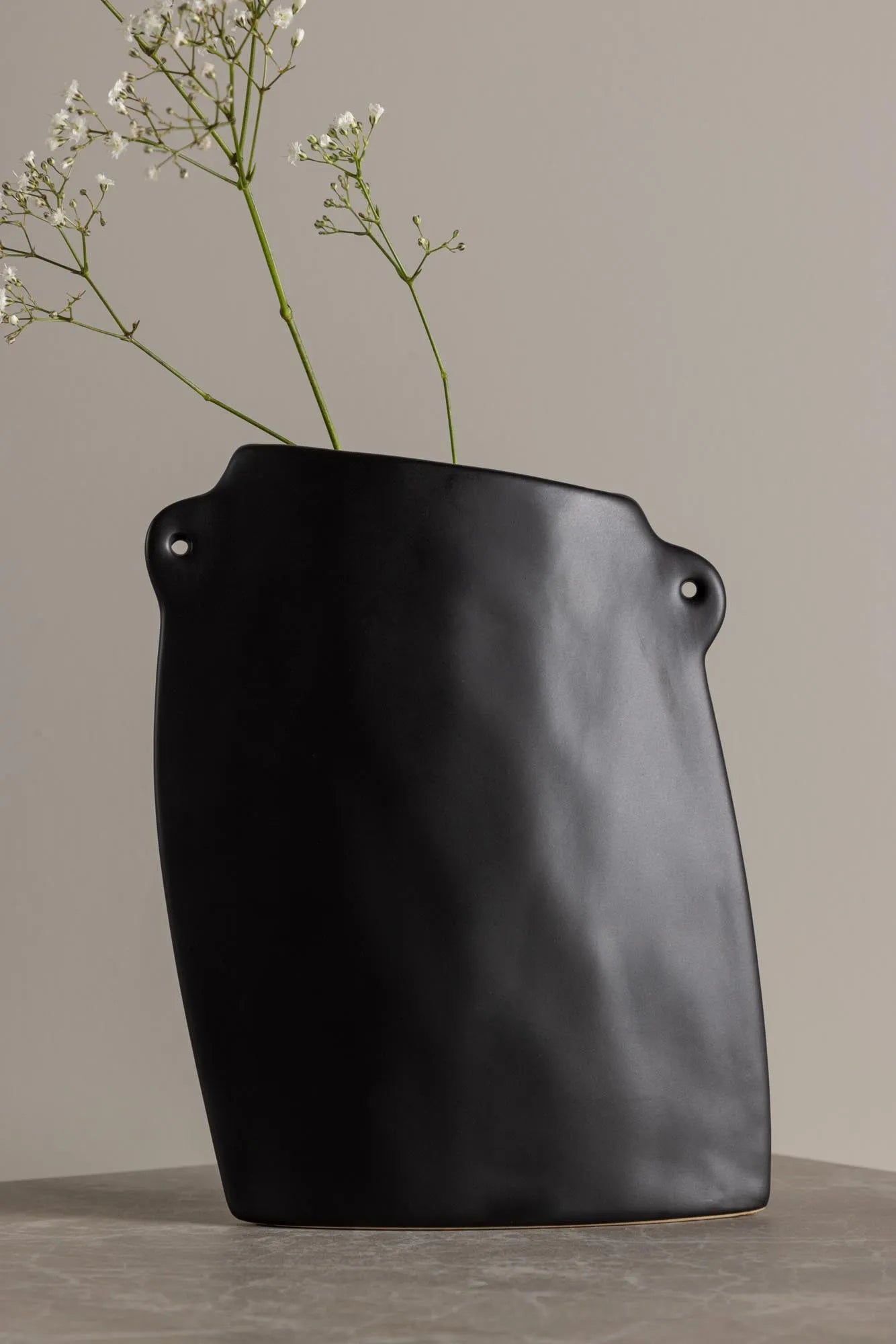 Hie Vase in Schwarz präsentiert im Onlineshop von KAQTU Design AG. Vase ist von Venture Home