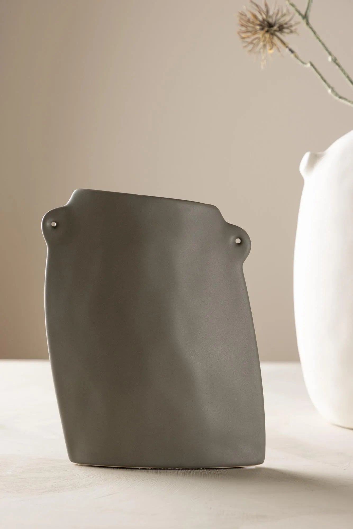 Hie Vase in Schwarz präsentiert im Onlineshop von KAQTU Design AG. Vase ist von Venture Home