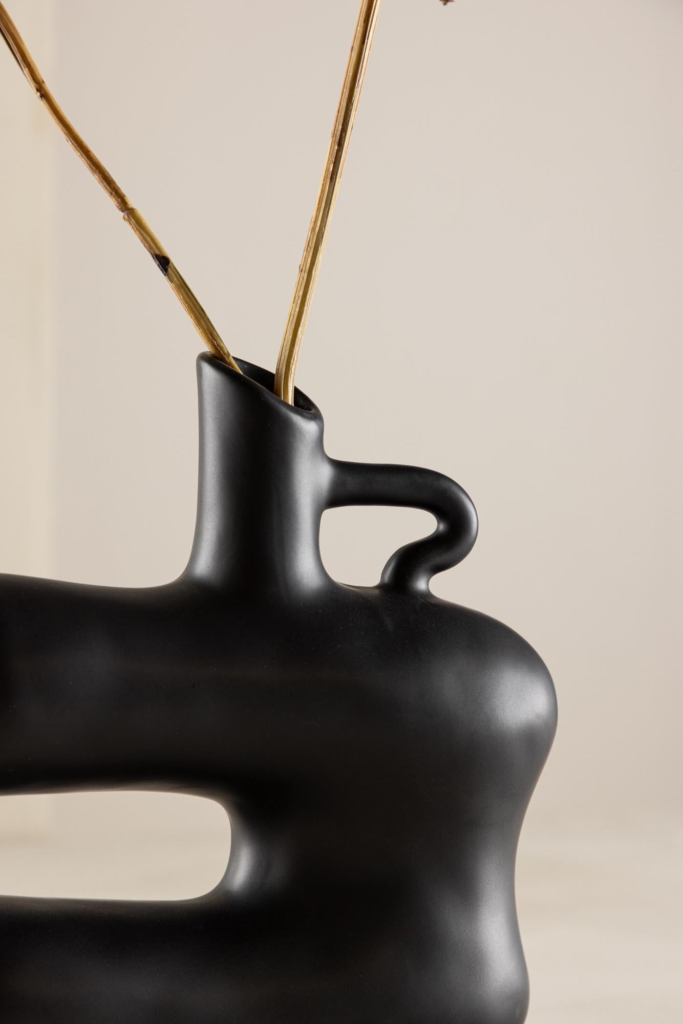 Dity Vase in Schwarz präsentiert im Onlineshop von KAQTU Design AG. Vase ist von Venture Home