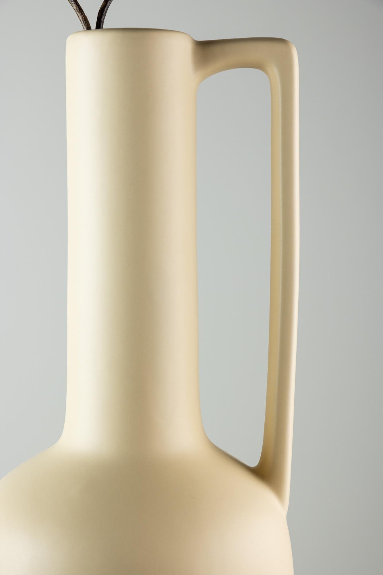 Allis Vase in Schwarz präsentiert im Onlineshop von KAQTU Design AG. Vase ist von Venture Home