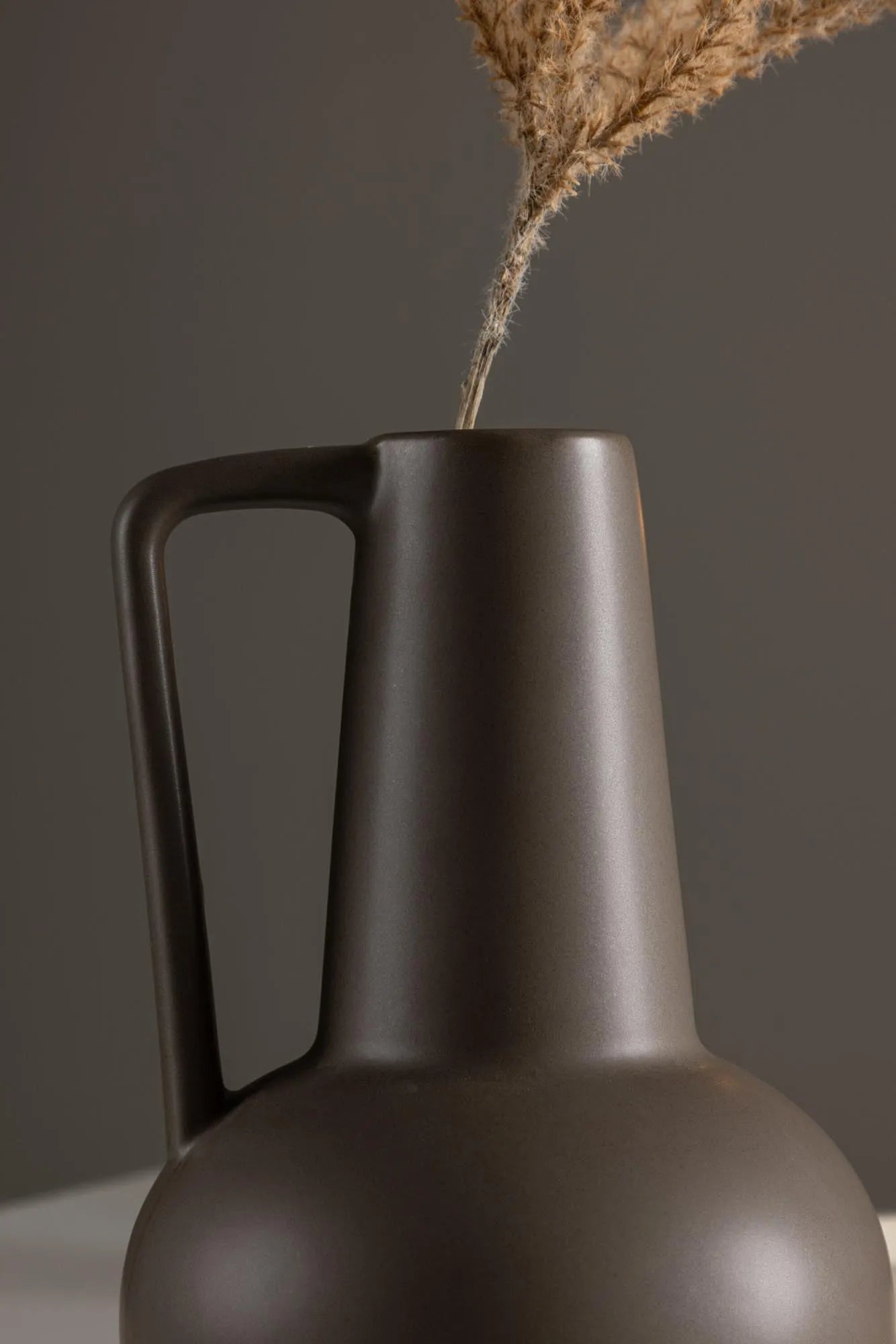 Lane Vase in Schwarz präsentiert im Onlineshop von KAQTU Design AG. Vase ist von Venture Home