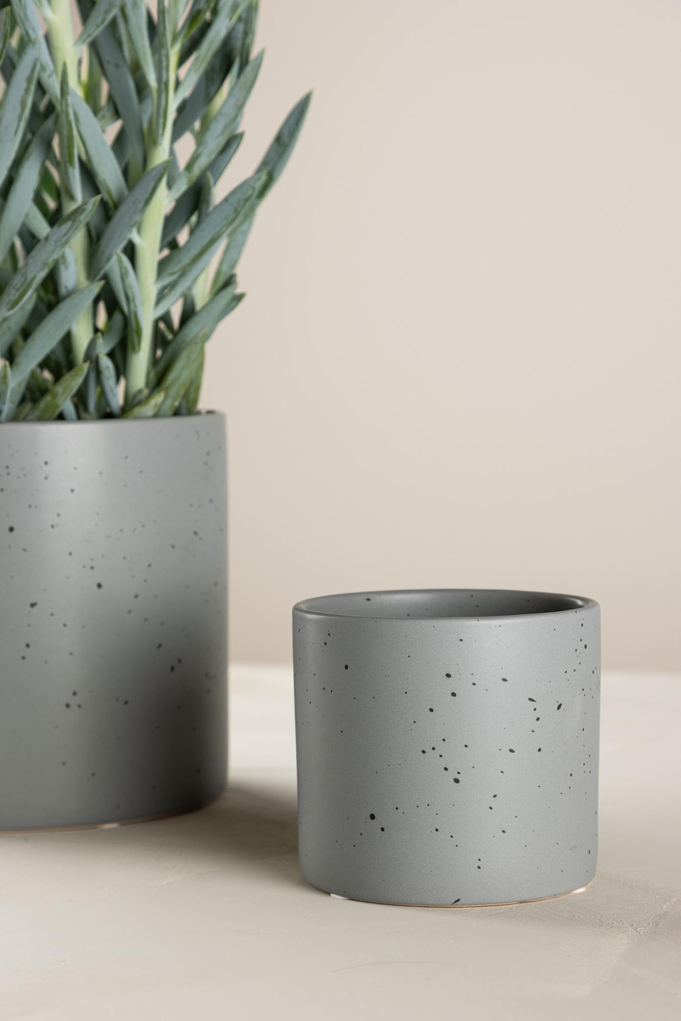 Sane Vase in Schwarz/ Dunkelgrau präsentiert im Onlineshop von KAQTU Design AG. Vase ist von Venture Home