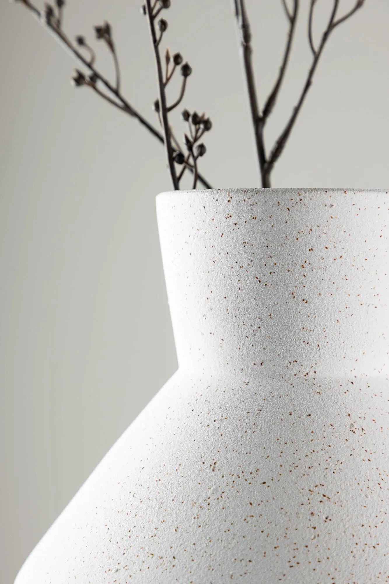 Rellis Vase in Schwarz präsentiert im Onlineshop von KAQTU Design AG. Vase ist von Venture Home