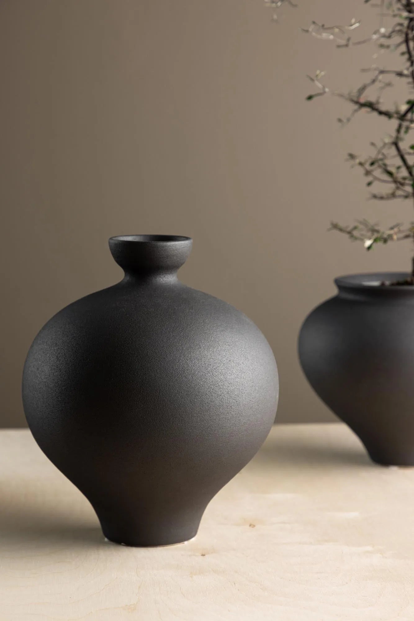 Rellis Vase in Schwarz präsentiert im Onlineshop von KAQTU Design AG. Vase ist von Venture Home