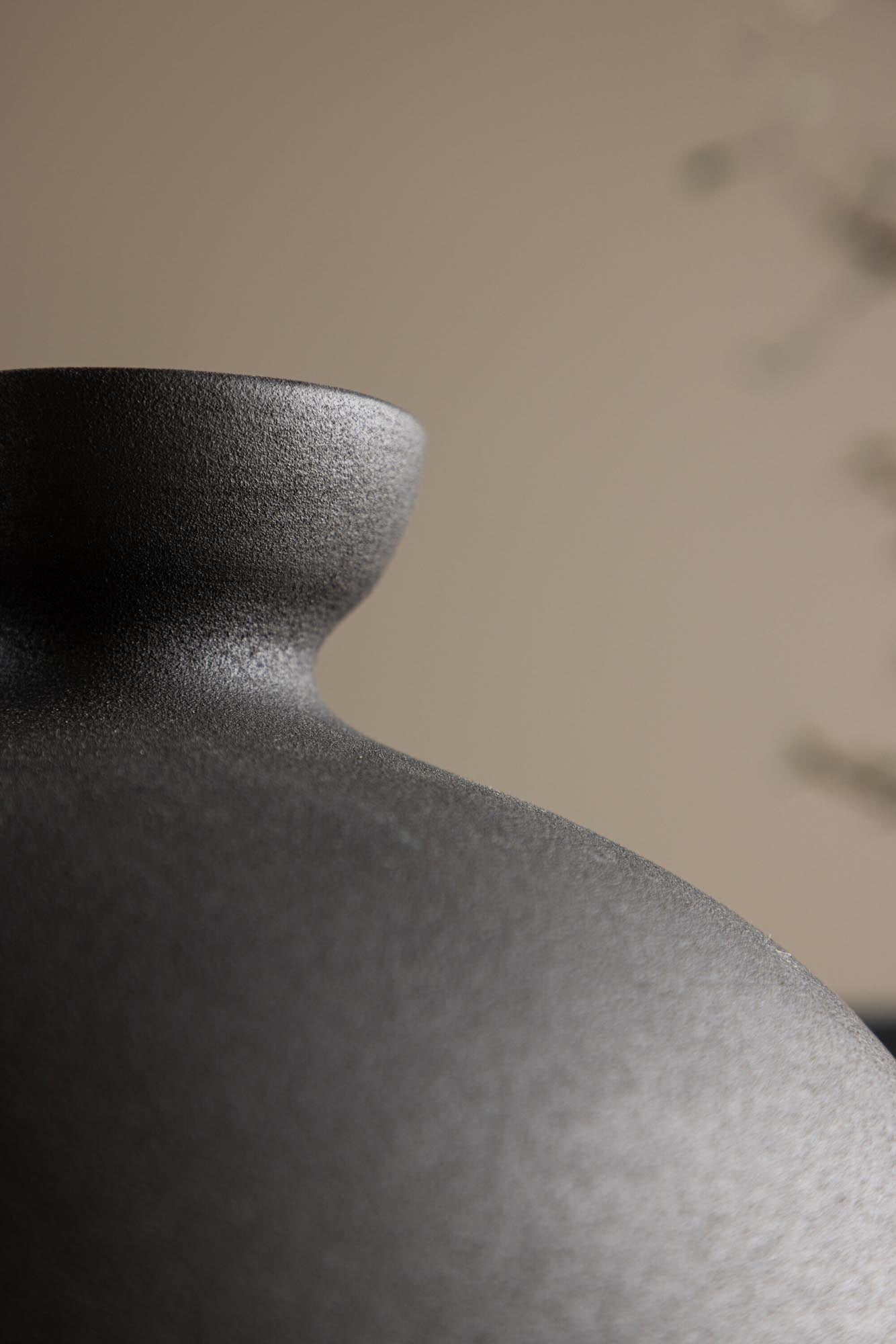 Rellis Vase in Schwarz präsentiert im Onlineshop von KAQTU Design AG. Vase ist von Venture Home