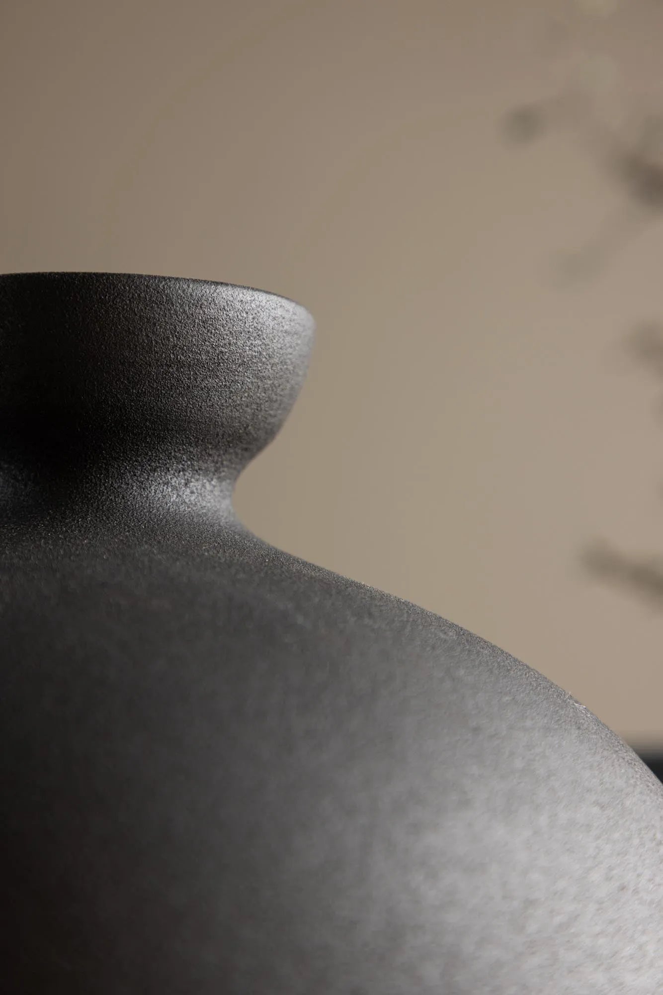 Rellis Vase in Schwarz präsentiert im Onlineshop von KAQTU Design AG. Vase ist von Venture Home