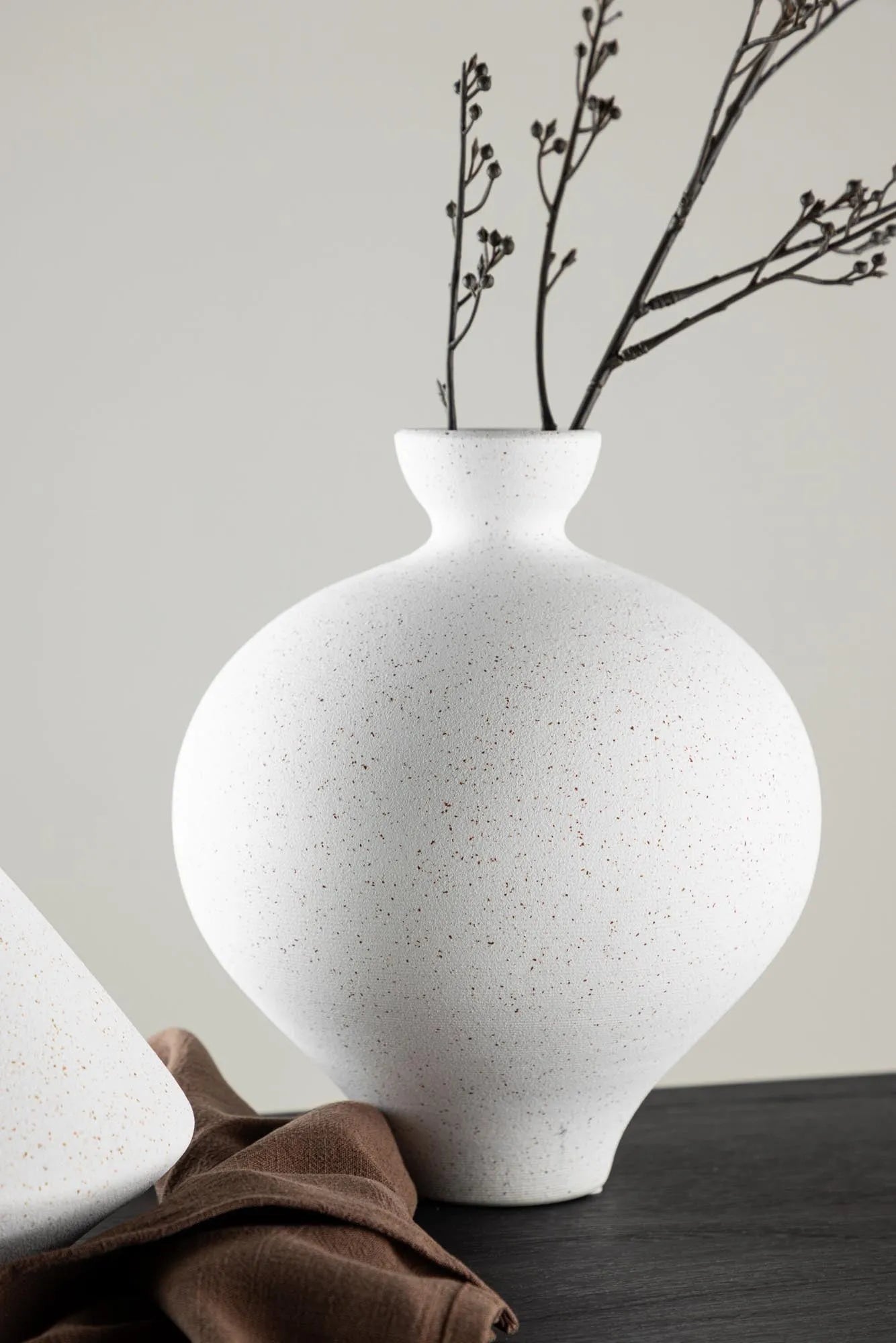 Rellis Vase in Schwarz präsentiert im Onlineshop von KAQTU Design AG. Vase ist von Venture Home