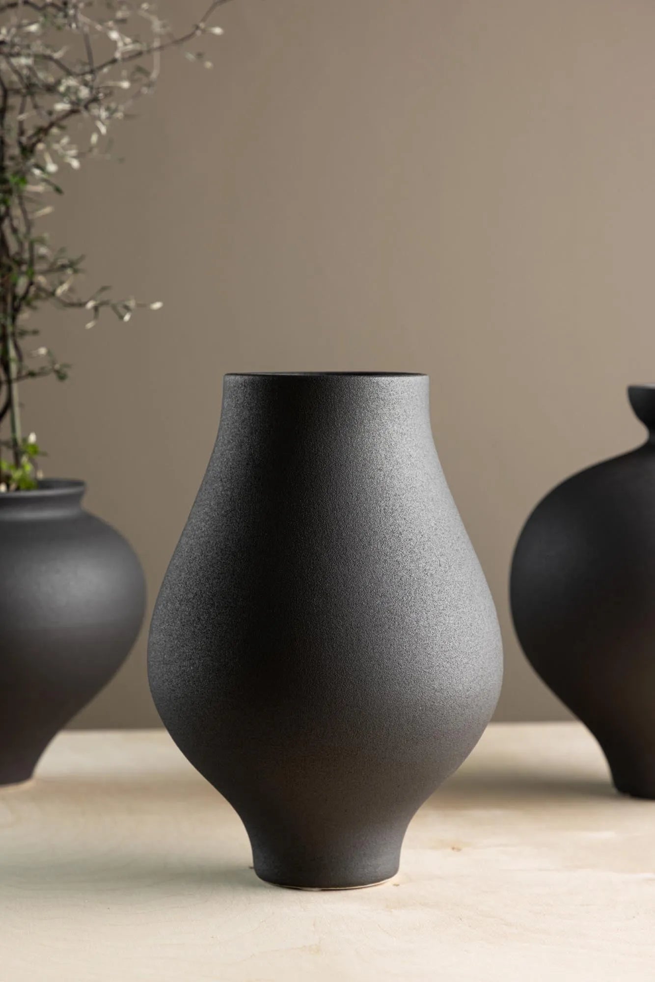 Rellis Vase in Schwarz präsentiert im Onlineshop von KAQTU Design AG. Vase ist von Venture Home