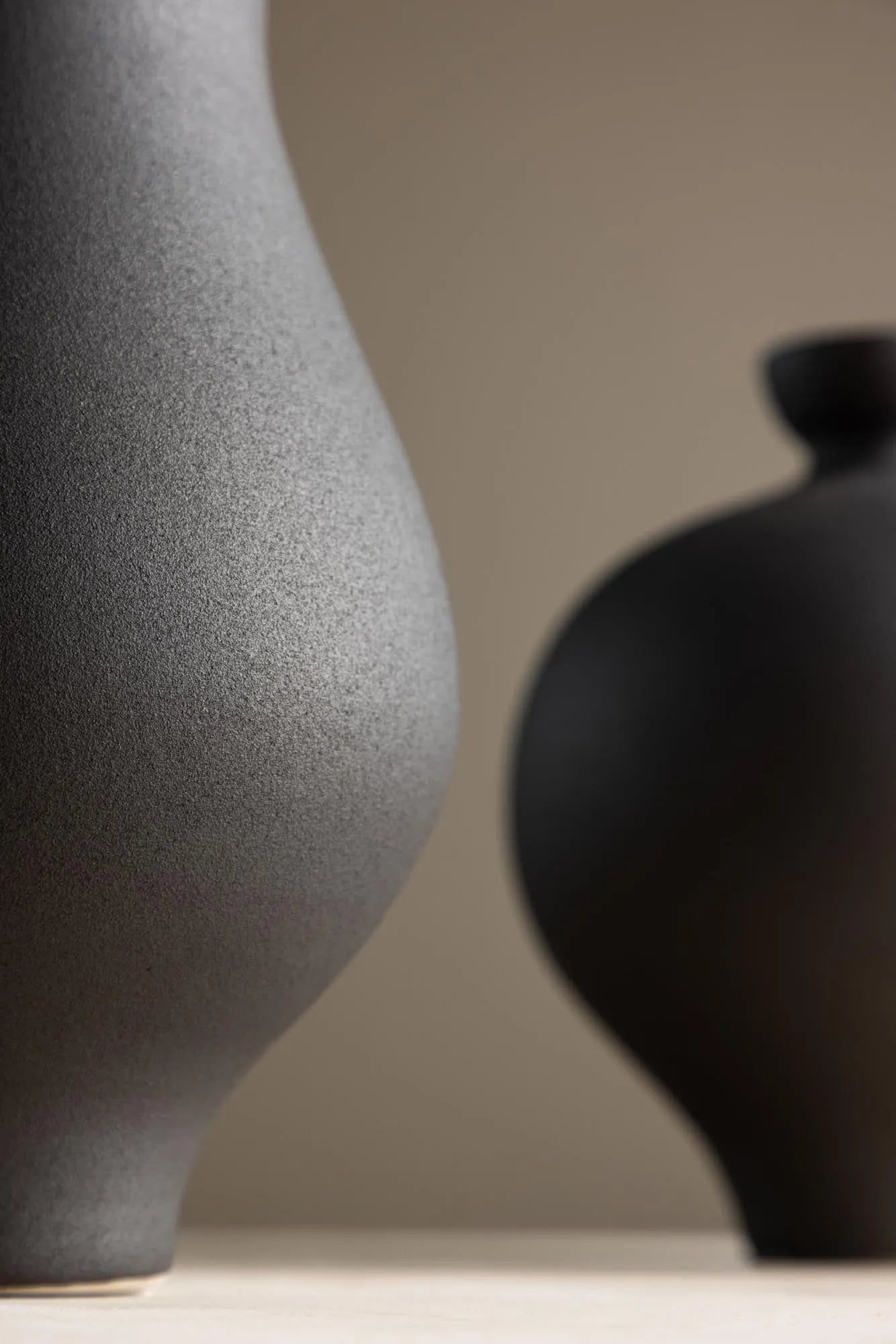 Rellis Vase in Schwarz präsentiert im Onlineshop von KAQTU Design AG. Vase ist von Venture Home