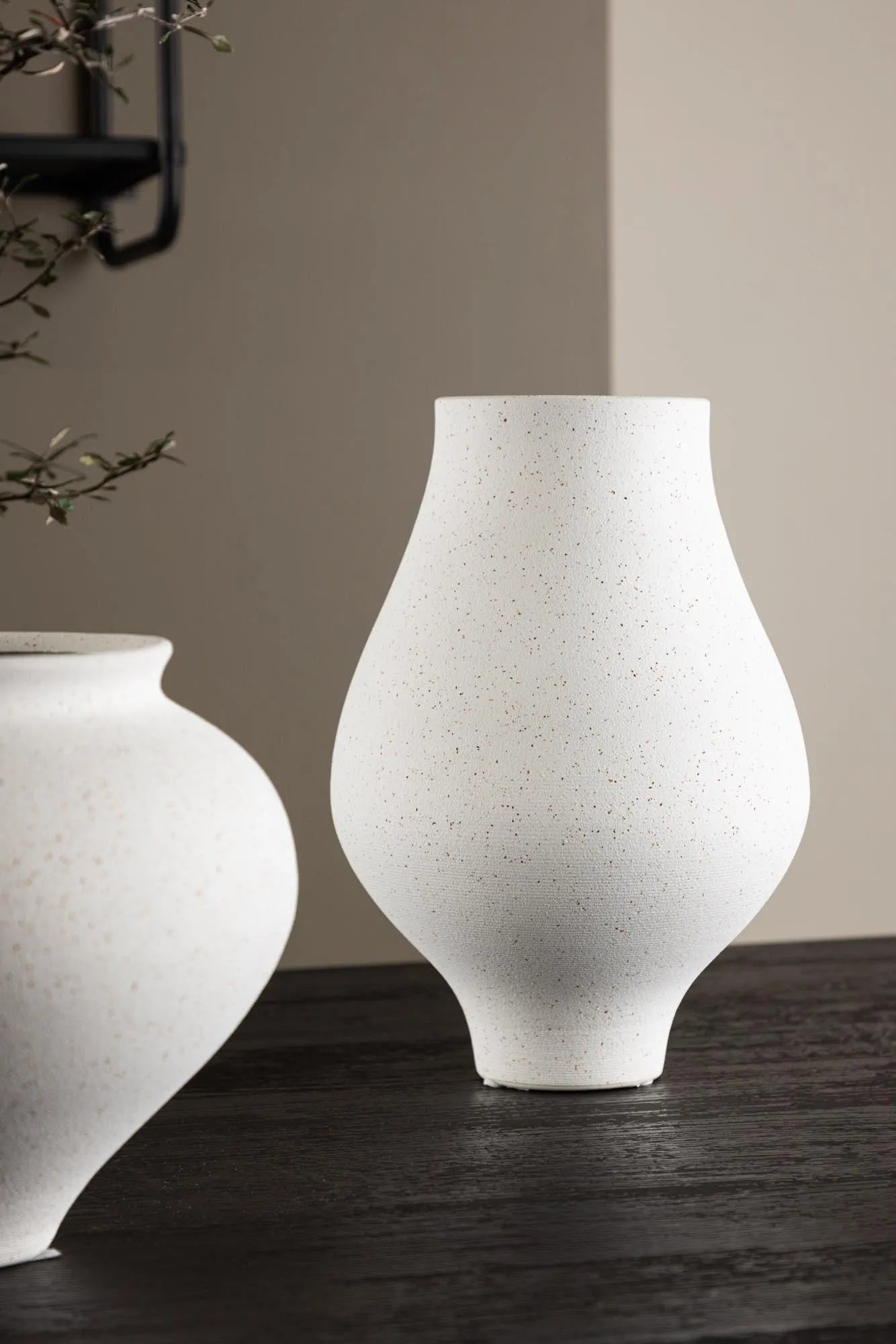 Rellis Vase in Schwarz präsentiert im Onlineshop von KAQTU Design AG. Vase ist von Venture Home