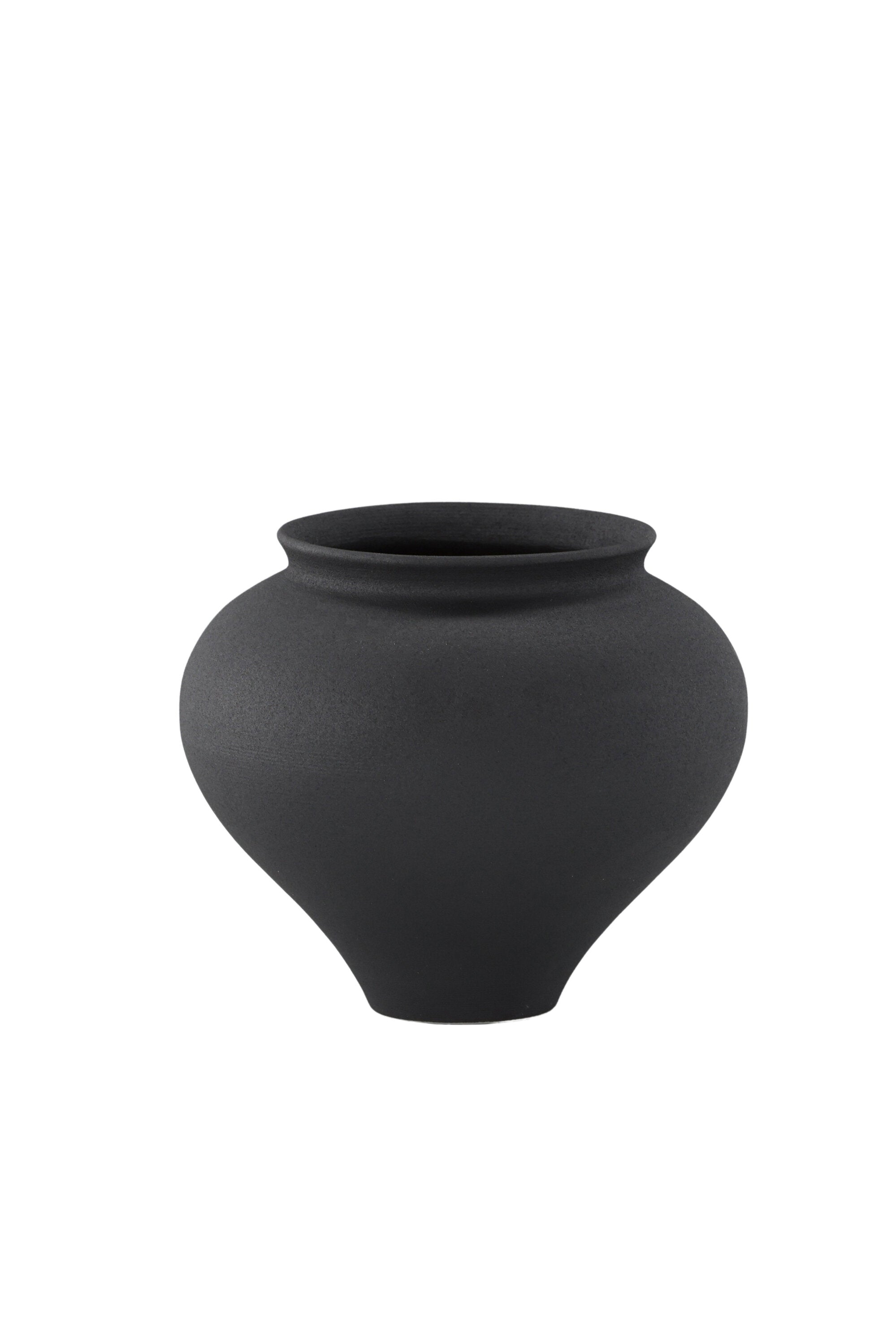 Rellis Vase in Schwarz präsentiert im Onlineshop von KAQTU Design AG. Vase ist von Venture Home