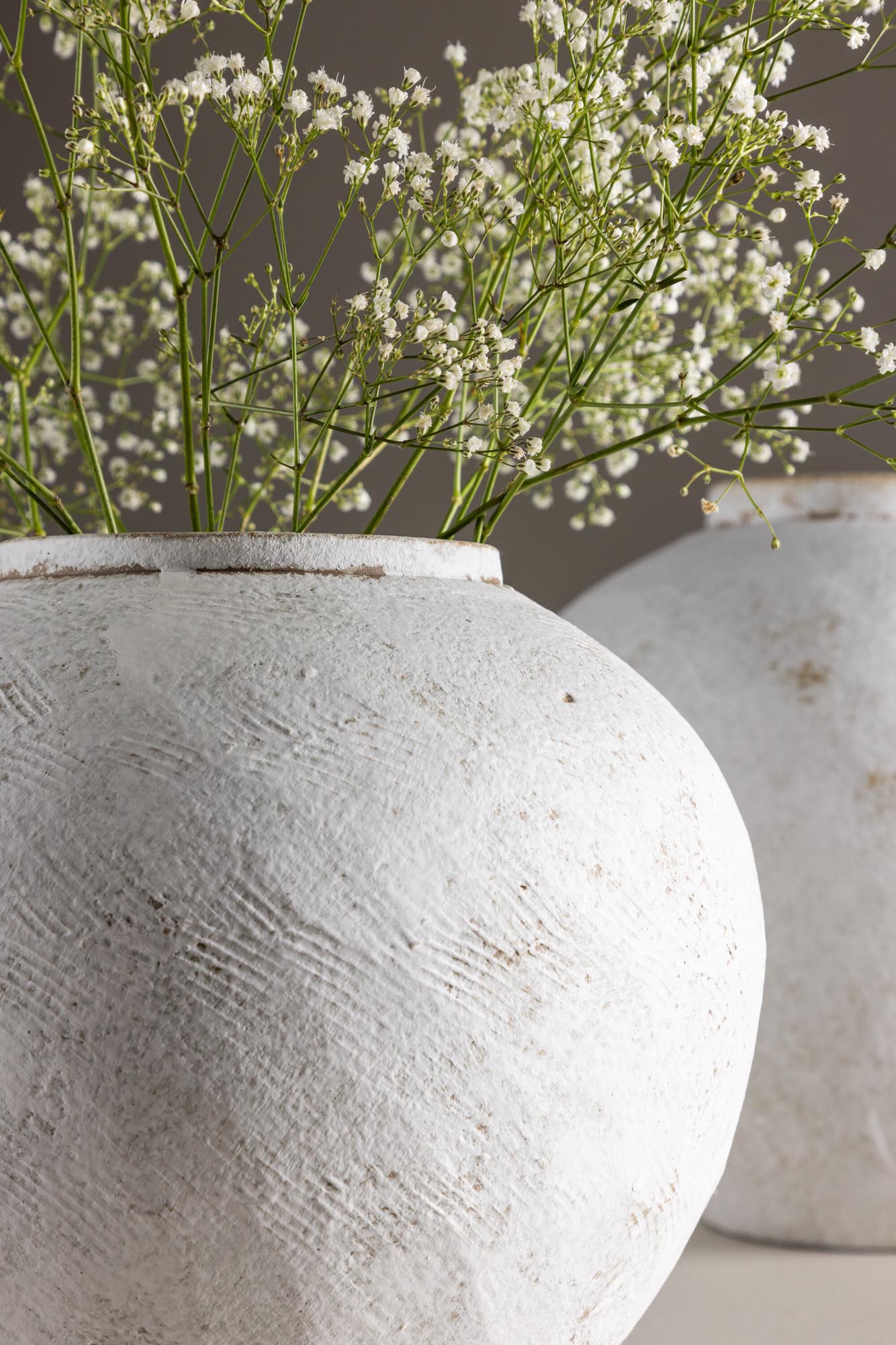 Globe Vase in Beige/Braun präsentiert im Onlineshop von KAQTU Design AG. Vase ist von Venture Home