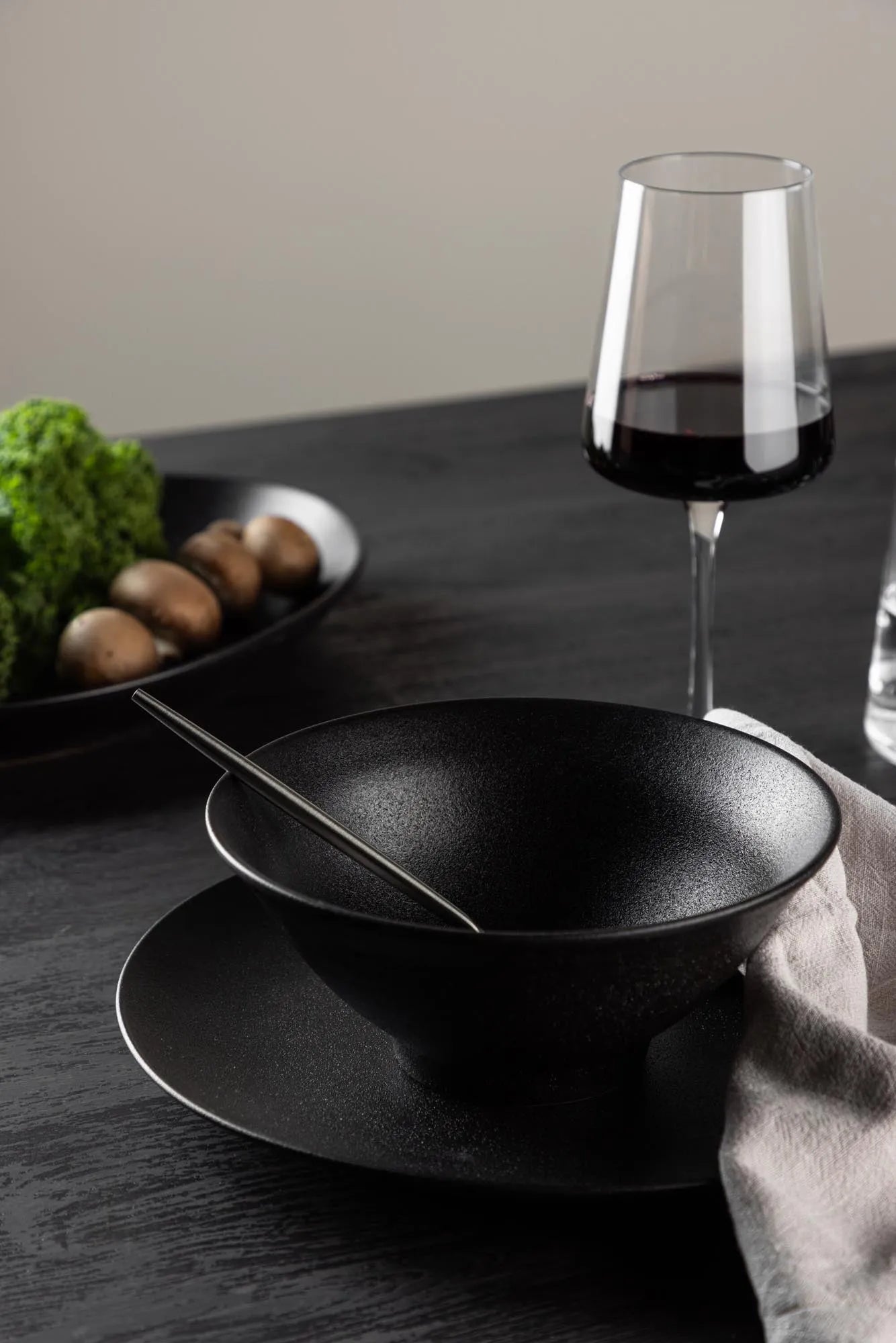 Wabi Sabi Bowl in Schwarz präsentiert im Onlineshop von KAQTU Design AG. Schale ist von Venture Home