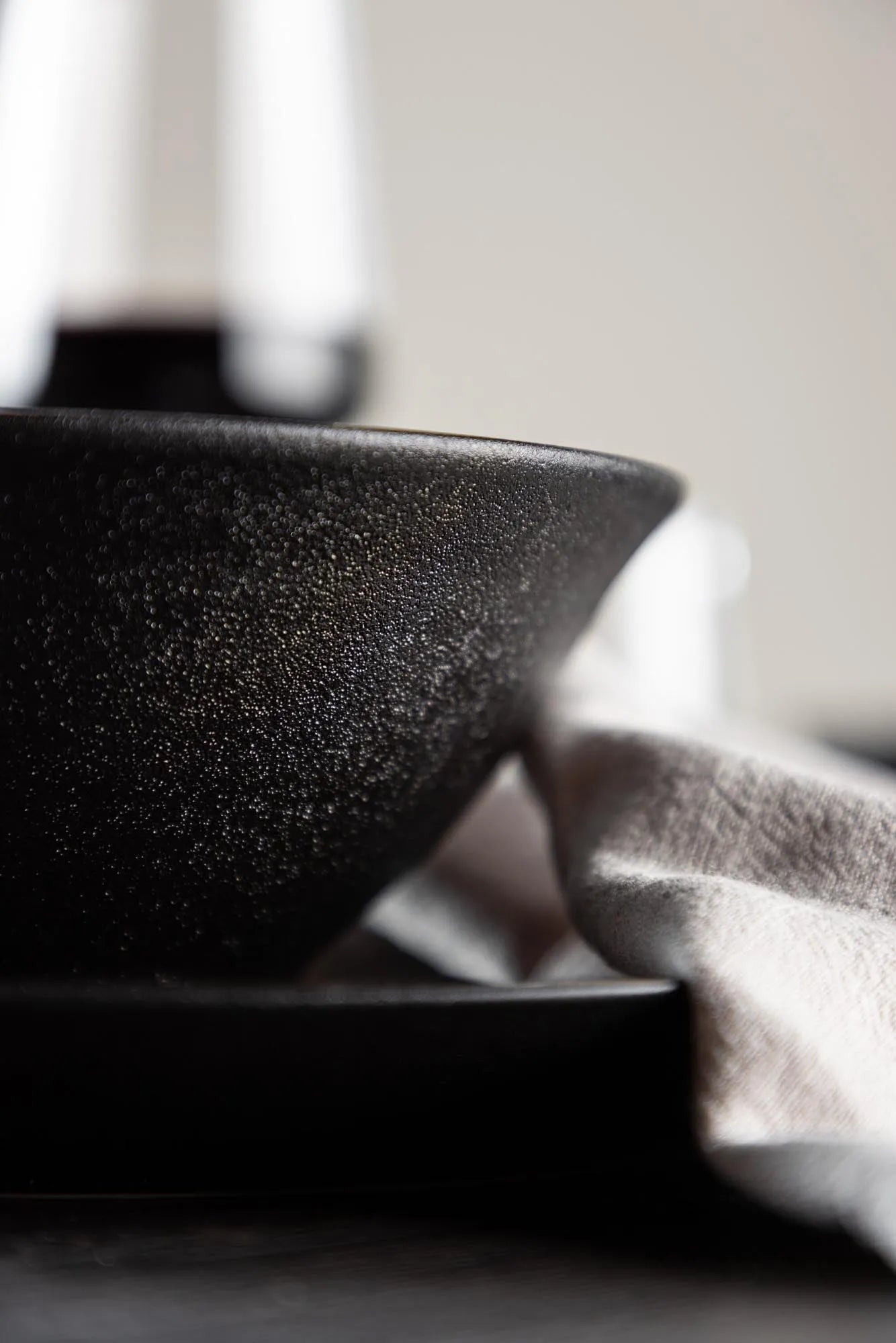 Wabi Sabi Bowl in Schwarz präsentiert im Onlineshop von KAQTU Design AG. Schale ist von Venture Home