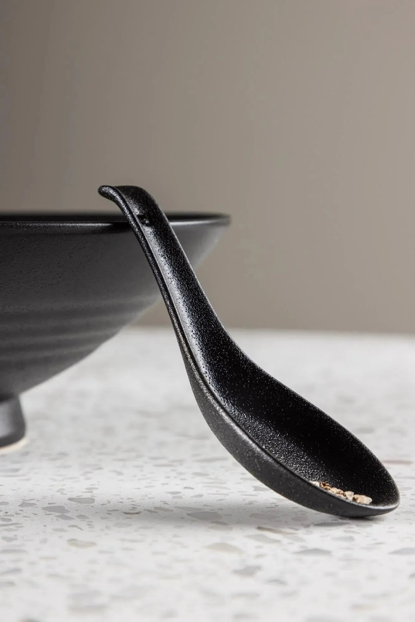 Wabi Sabi Löffel in Schwarz präsentiert im Onlineshop von KAQTU Design AG. Geschirr ist von Venture Home