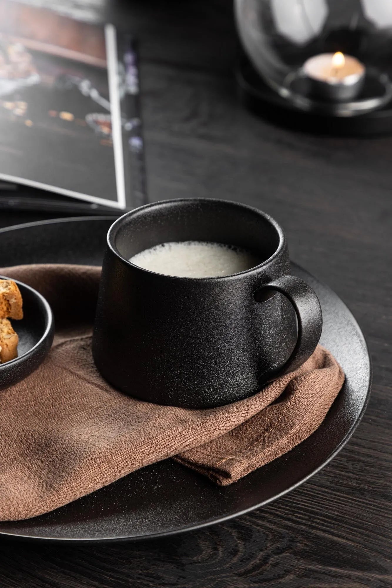 Wabi Sabi Kaffeetasse in Schwarz präsentiert im Onlineshop von KAQTU Design AG. Kaffeetassen ist von Venture Home