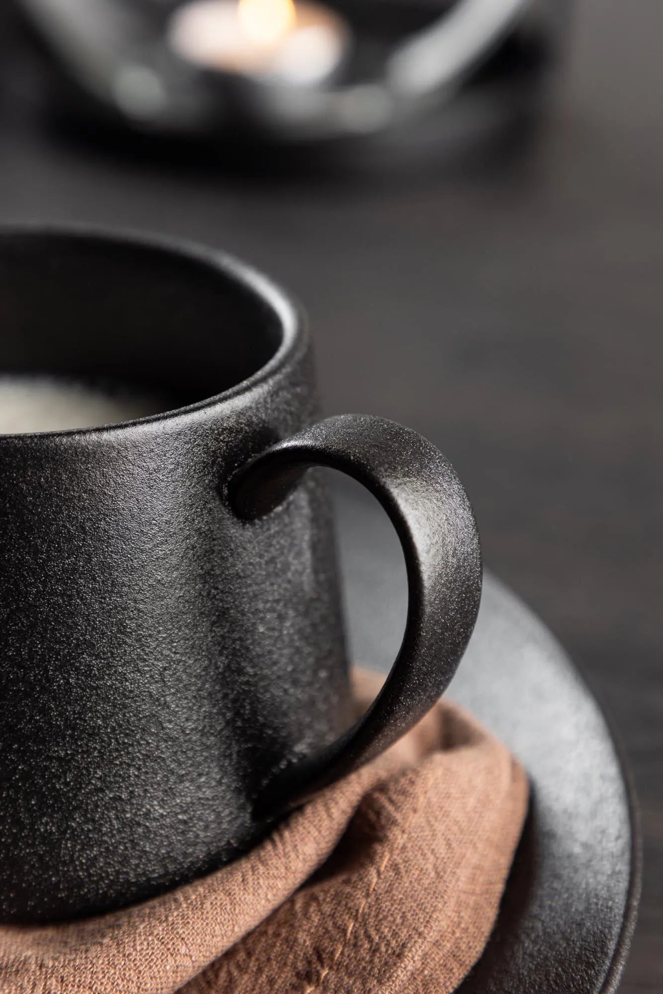 Wabi Sabi Kaffeetasse in Schwarz präsentiert im Onlineshop von KAQTU Design AG. Kaffeetassen ist von Venture Home