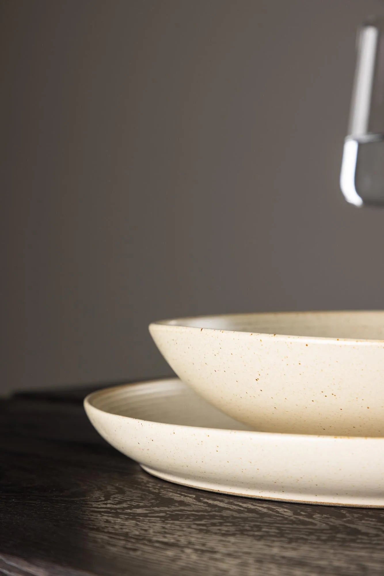 Active Bowl in Beige/Schwarz präsentiert im Onlineshop von KAQTU Design AG. Schale ist von Venture Home