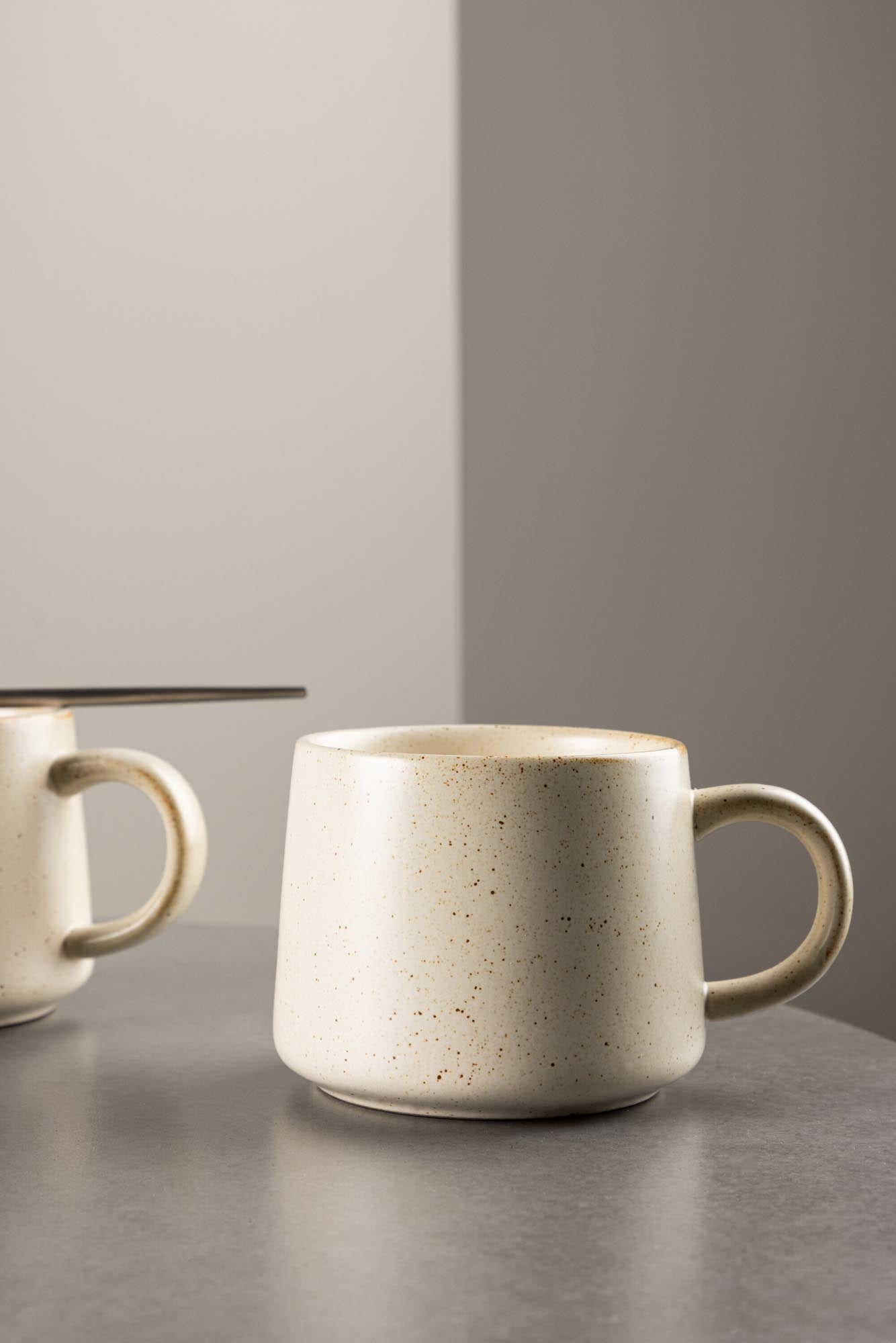 Active Tea cup in Beige/Schwarz präsentiert im Onlineshop von KAQTU Design AG. Tasse ist von Venture Home