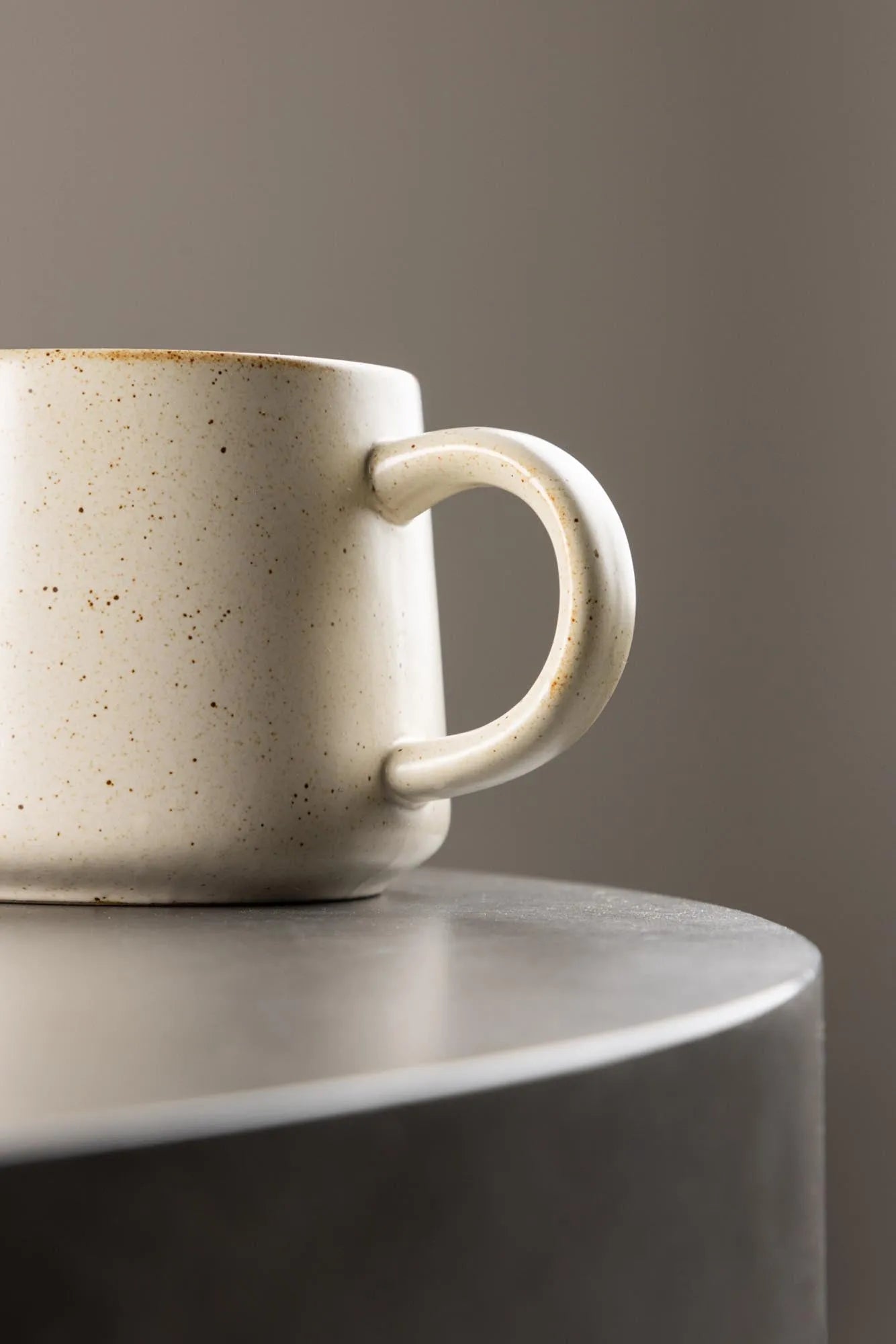 Active Tea cup in Beige/Schwarz präsentiert im Onlineshop von KAQTU Design AG. Tasse ist von Venture Home