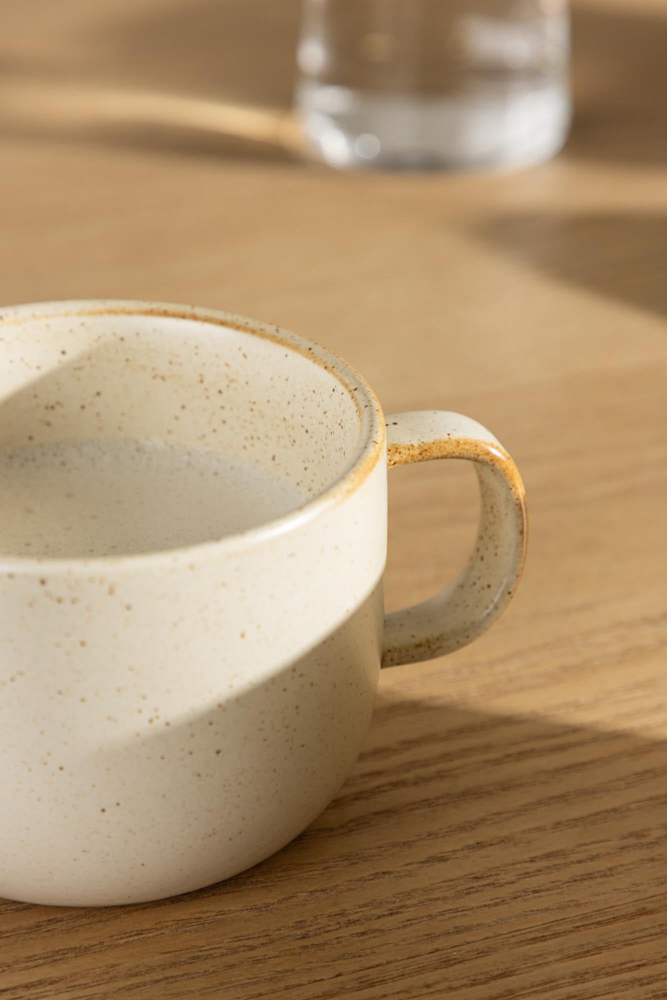 Active Tea cup in Beige/Schwarz präsentiert im Onlineshop von KAQTU Design AG. Tasse ist von Venture Home