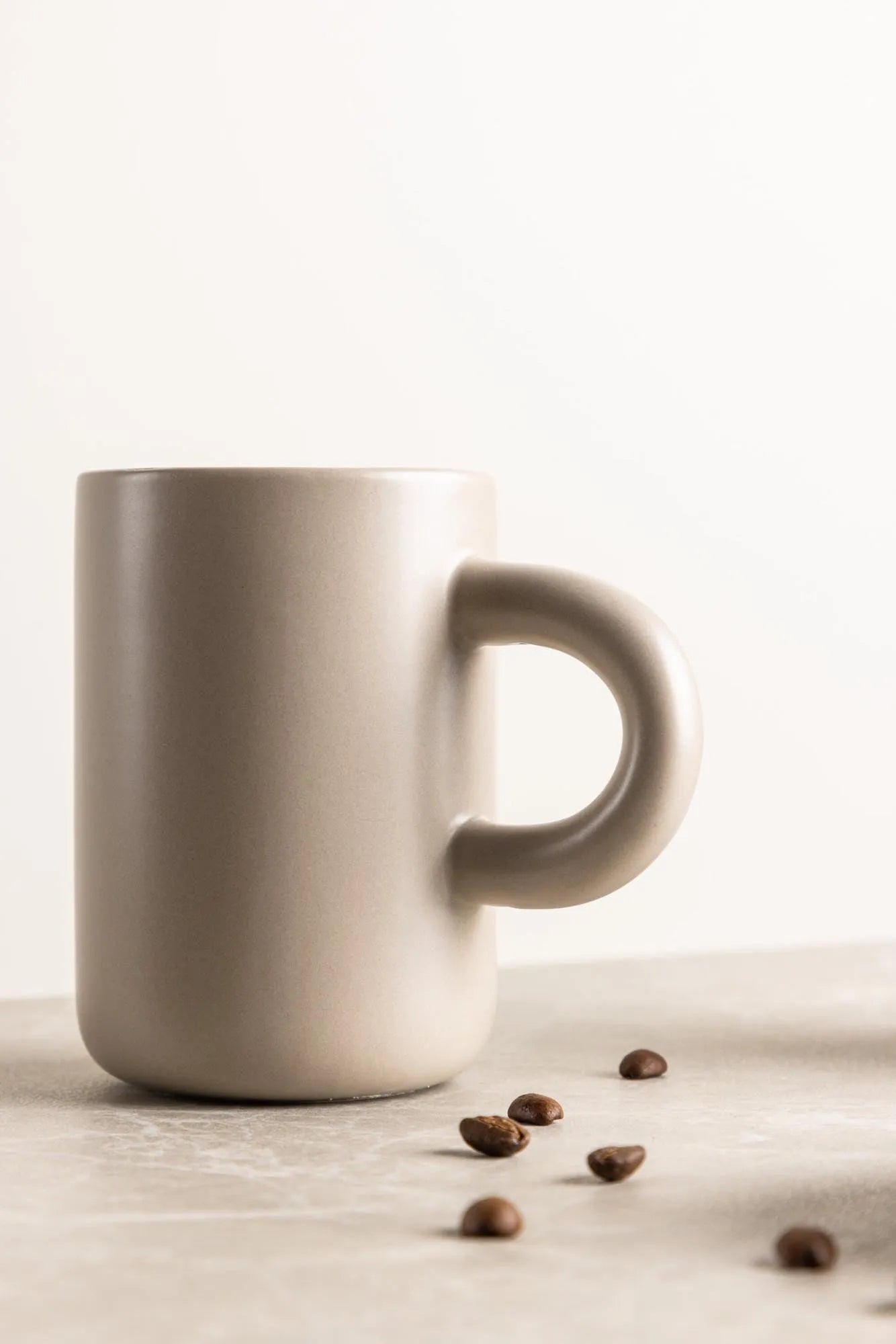 Active Kaffeetasse in Beige/Schwarz präsentiert im Onlineshop von KAQTU Design AG. Kaffeetassen ist von Venture Home