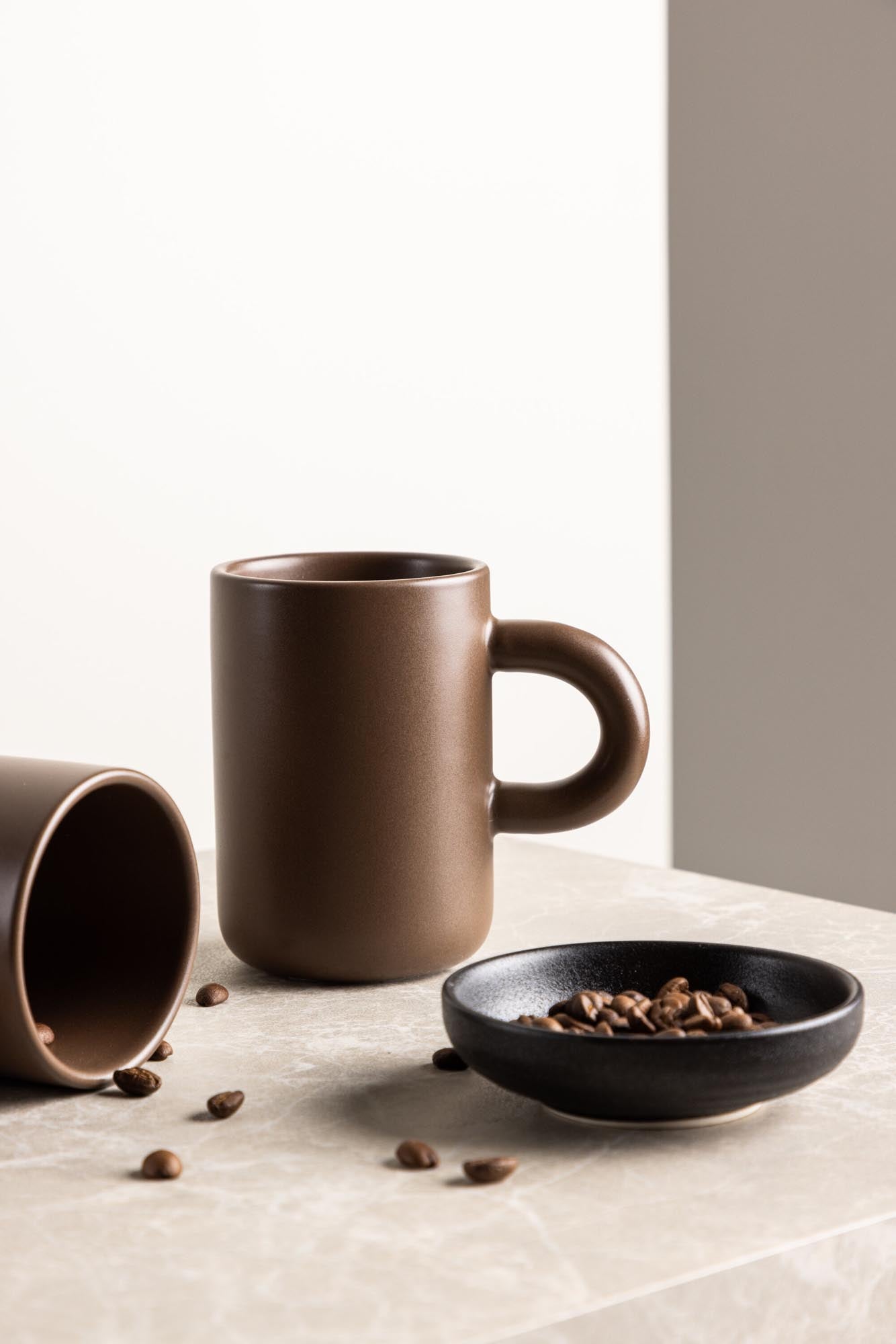 Active Kaffeetasse in Beige/Schwarz präsentiert im Onlineshop von KAQTU Design AG. Kaffeetassen ist von Venture Home