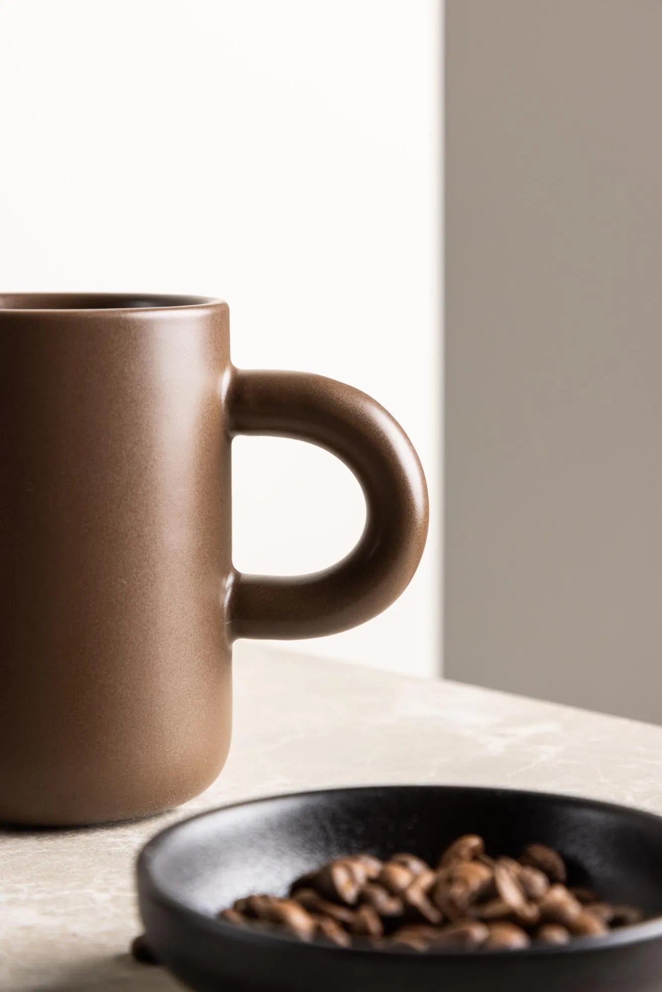 Active Kaffeetasse in Beige/Schwarz präsentiert im Onlineshop von KAQTU Design AG. Kaffeetassen ist von Venture Home