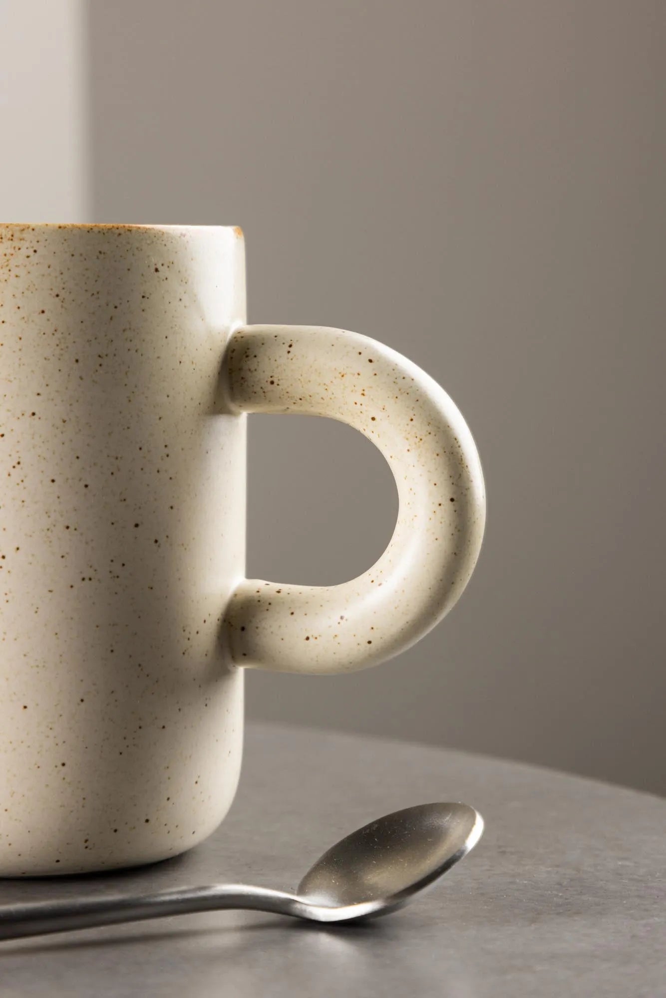 Active Kaffeetasse in Beige/Schwarz präsentiert im Onlineshop von KAQTU Design AG. Kaffeetassen ist von Venture Home