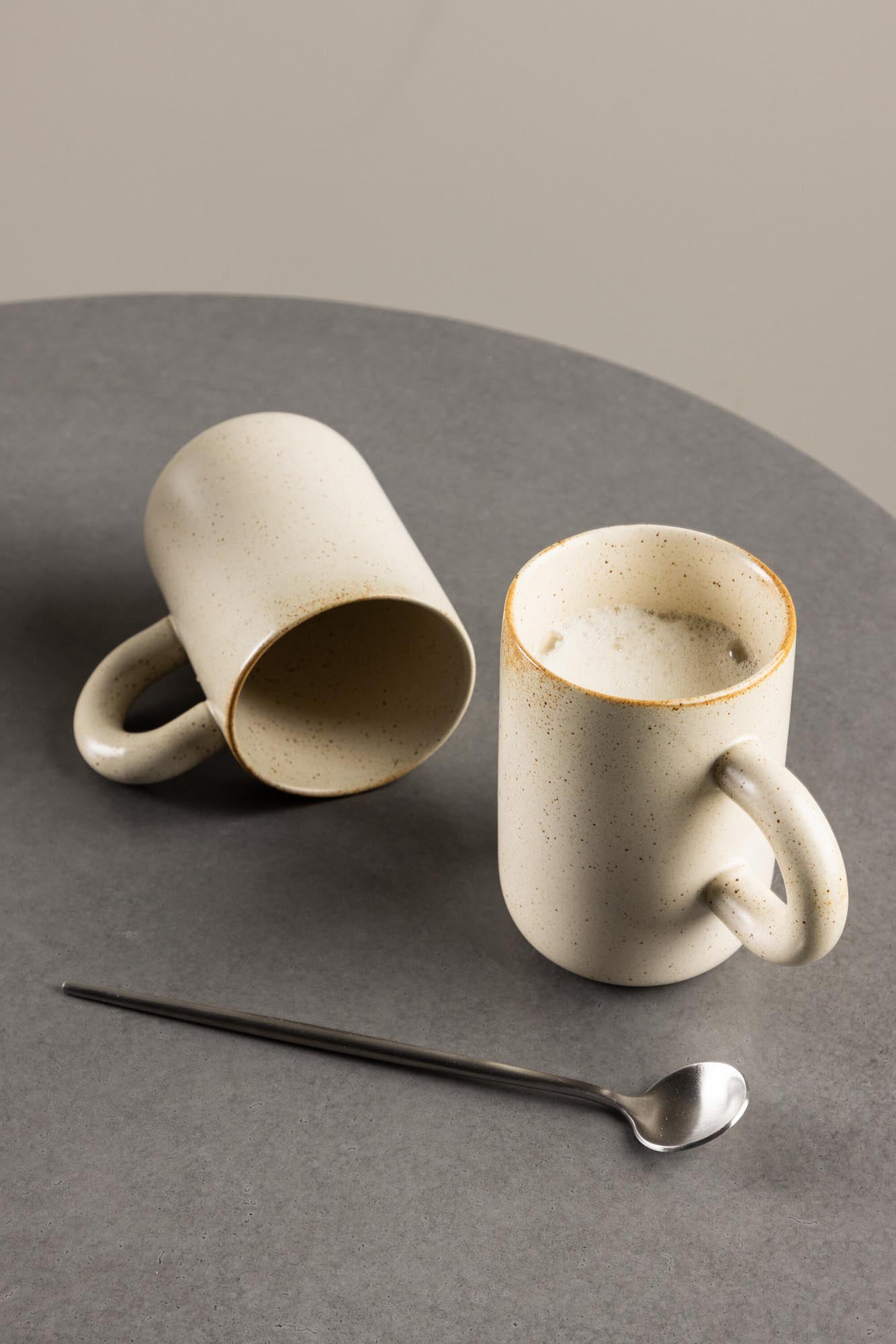 Active Kaffeetasse in Beige/Schwarz präsentiert im Onlineshop von KAQTU Design AG. Kaffeetassen ist von Venture Home